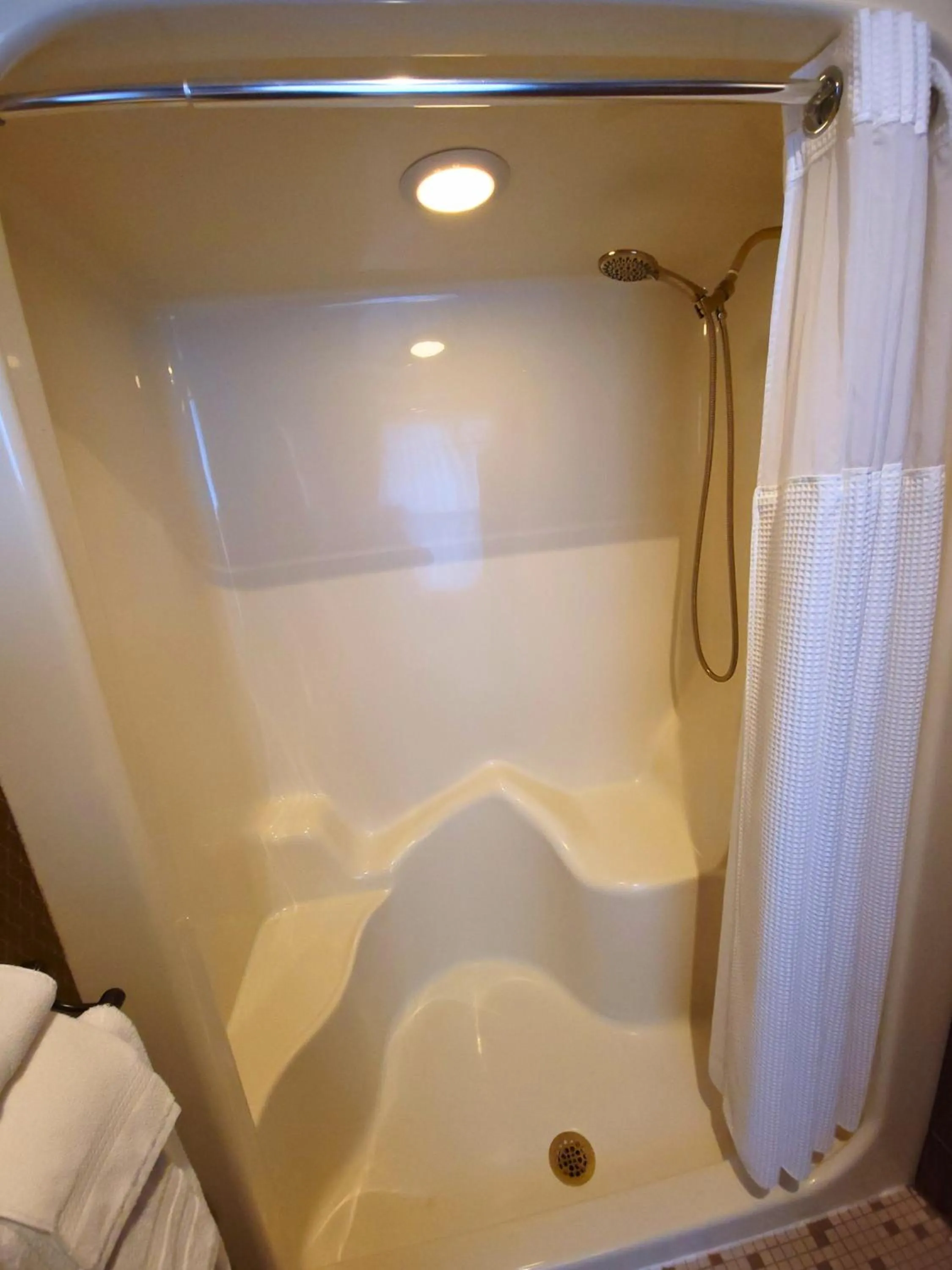 Shower in Altland House Inn & Suites