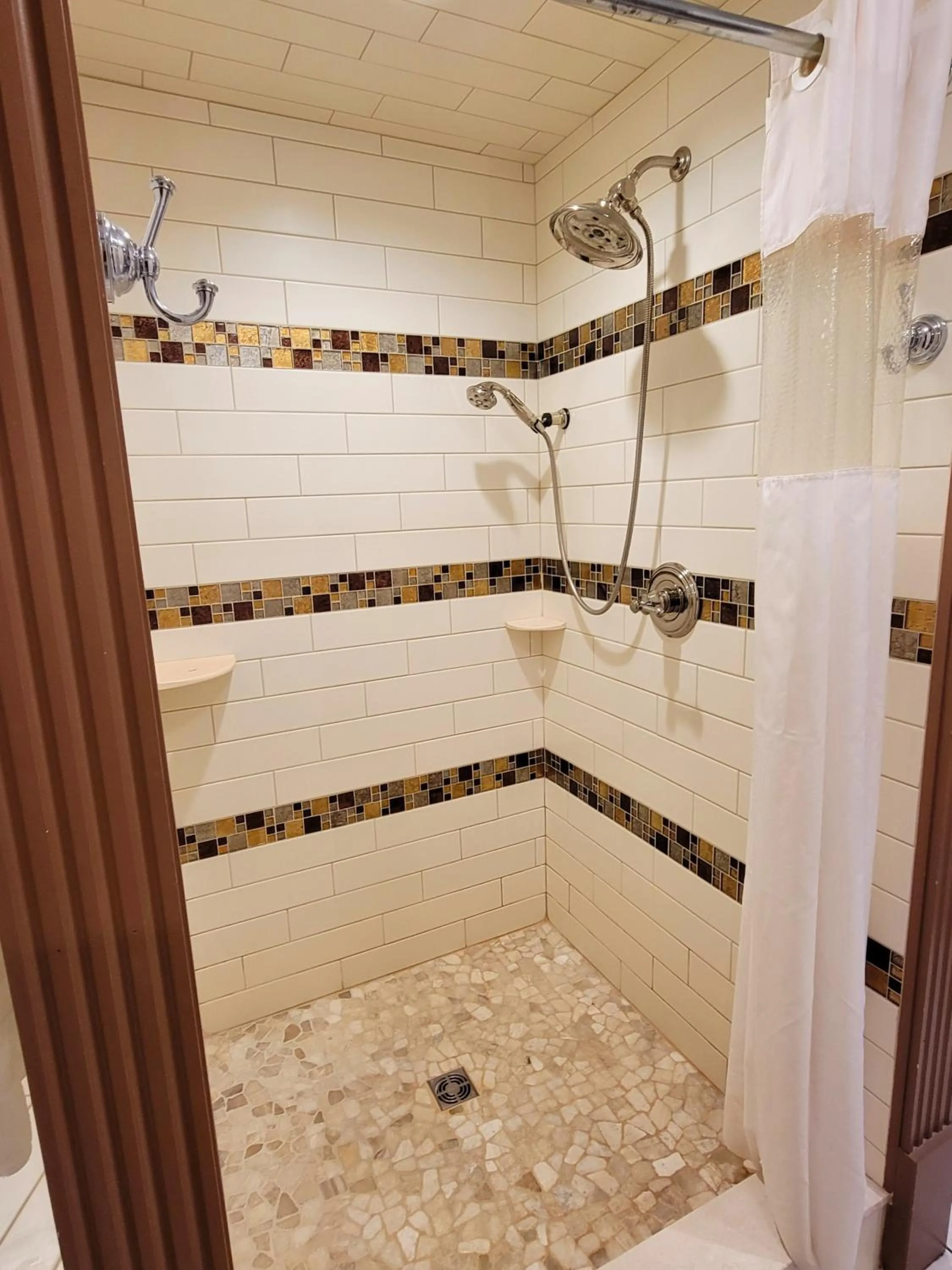 Shower in Altland House Inn & Suites