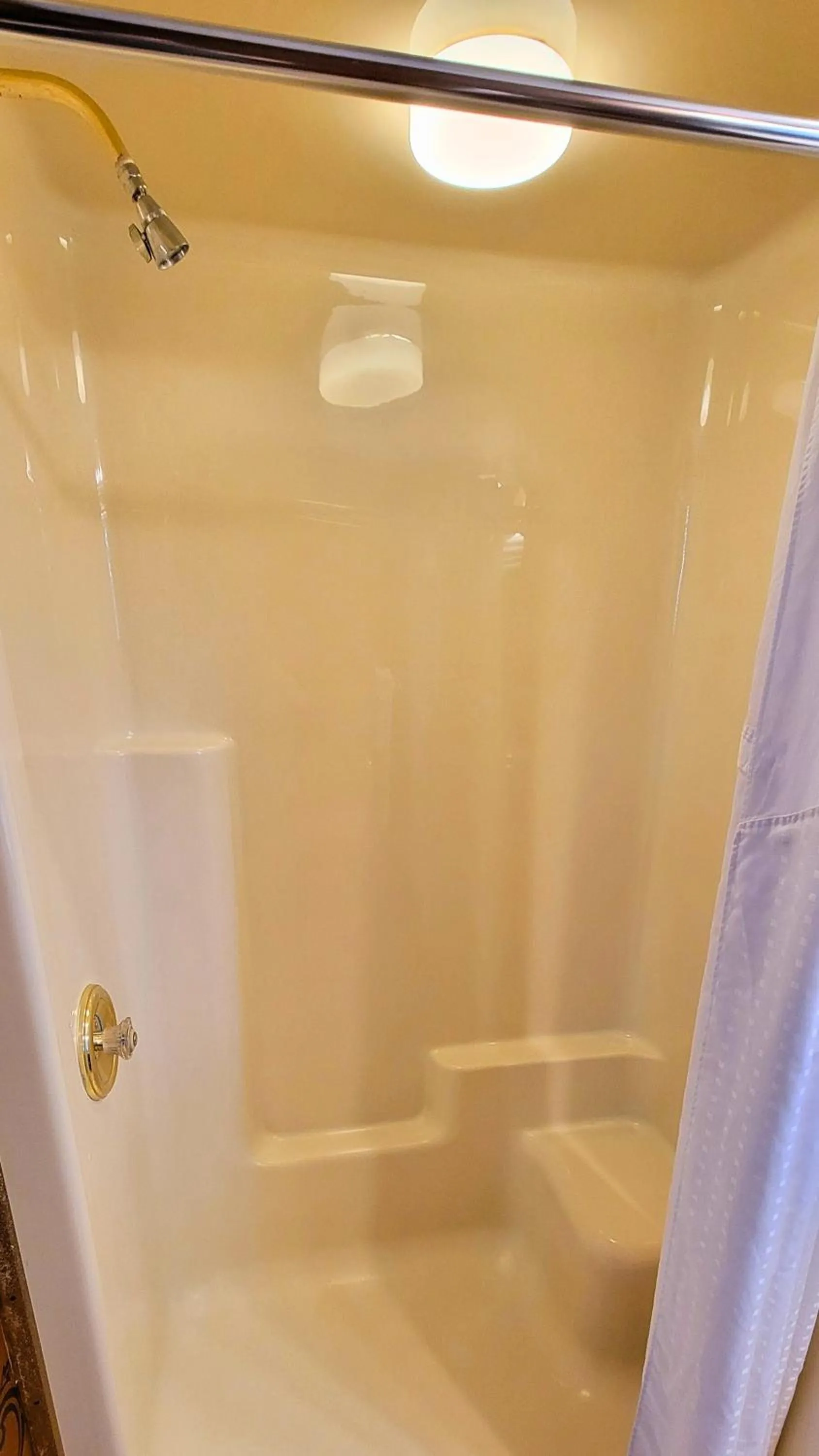 Shower in Altland House Inn & Suites