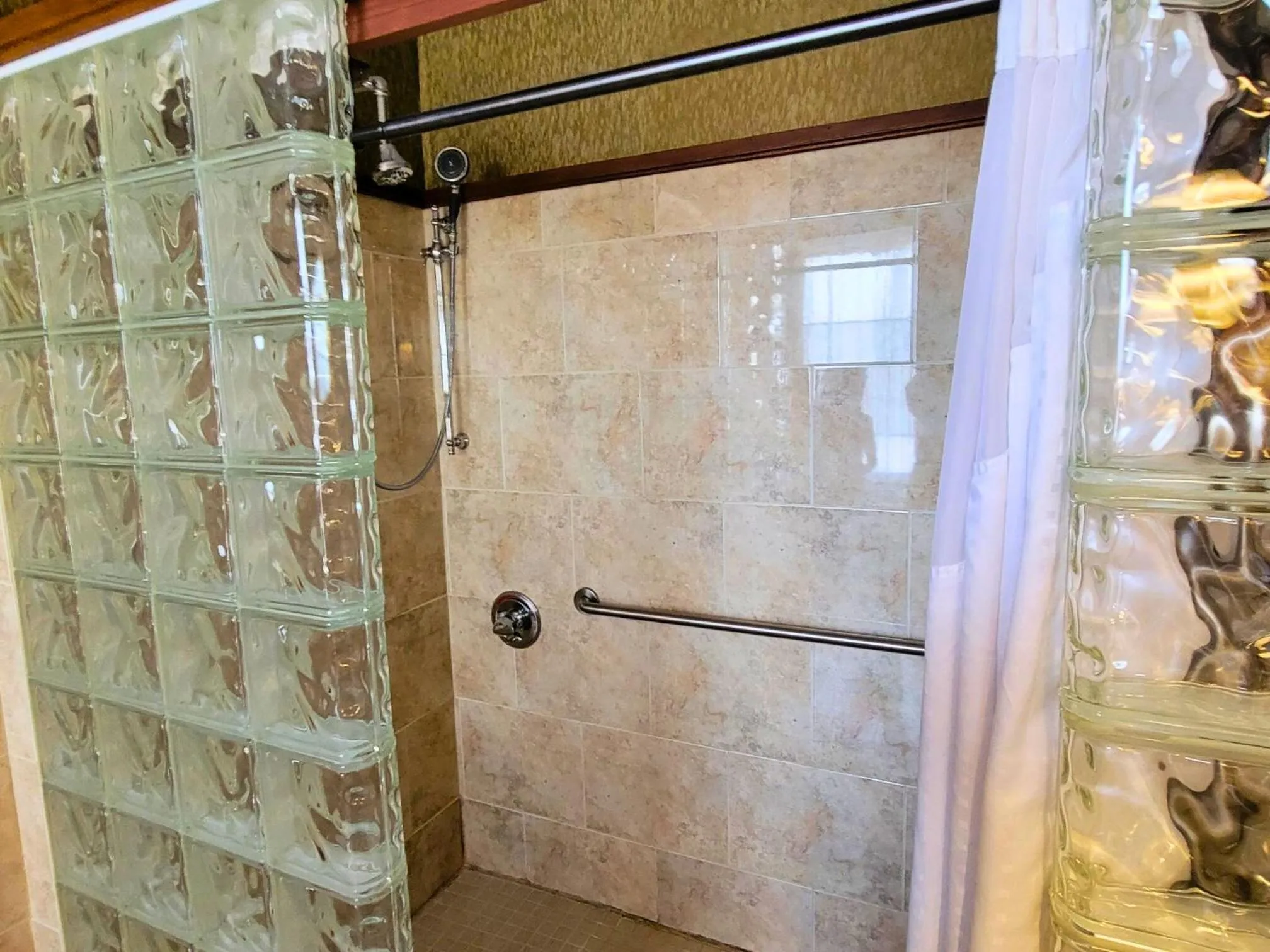 Shower in Altland House Inn & Suites