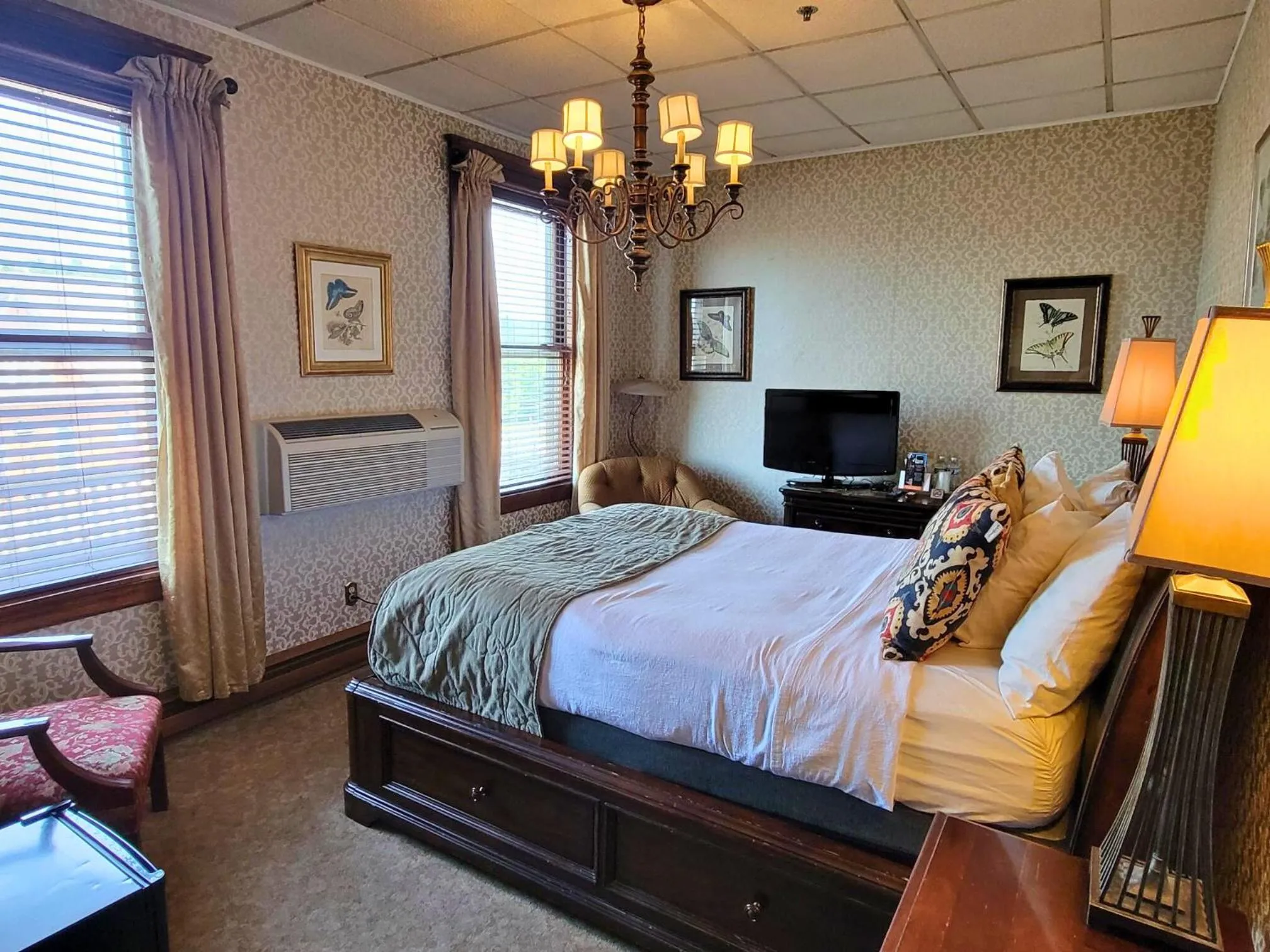 Bed in Altland House Inn & Suites