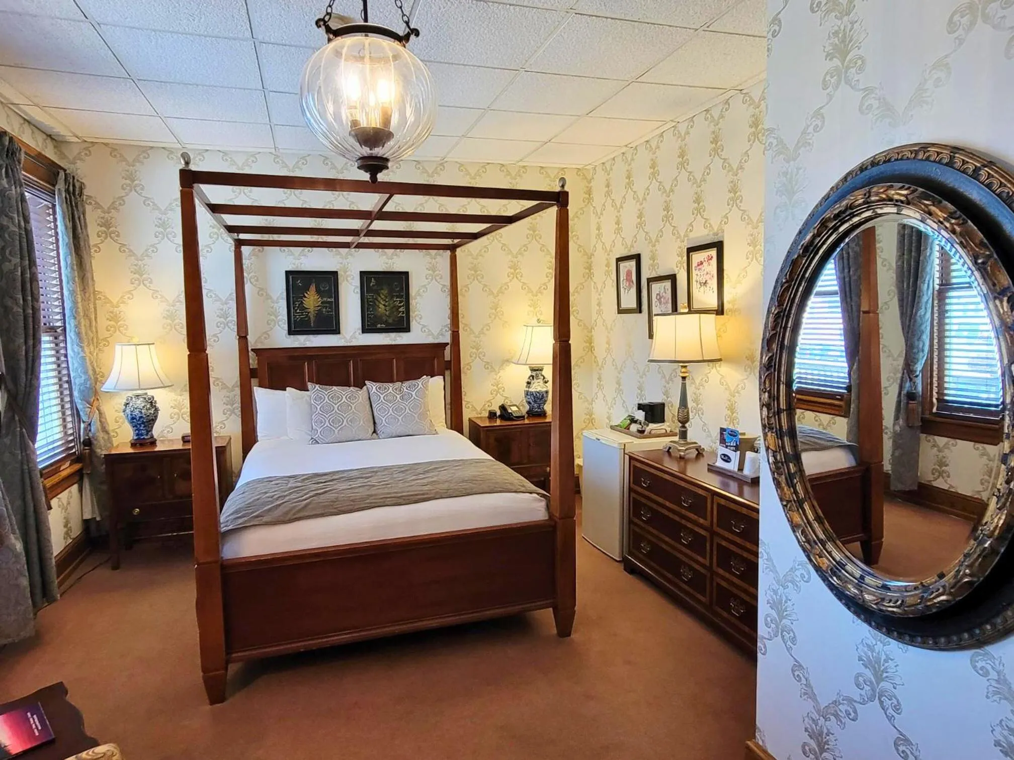 Bed in Altland House Inn & Suites