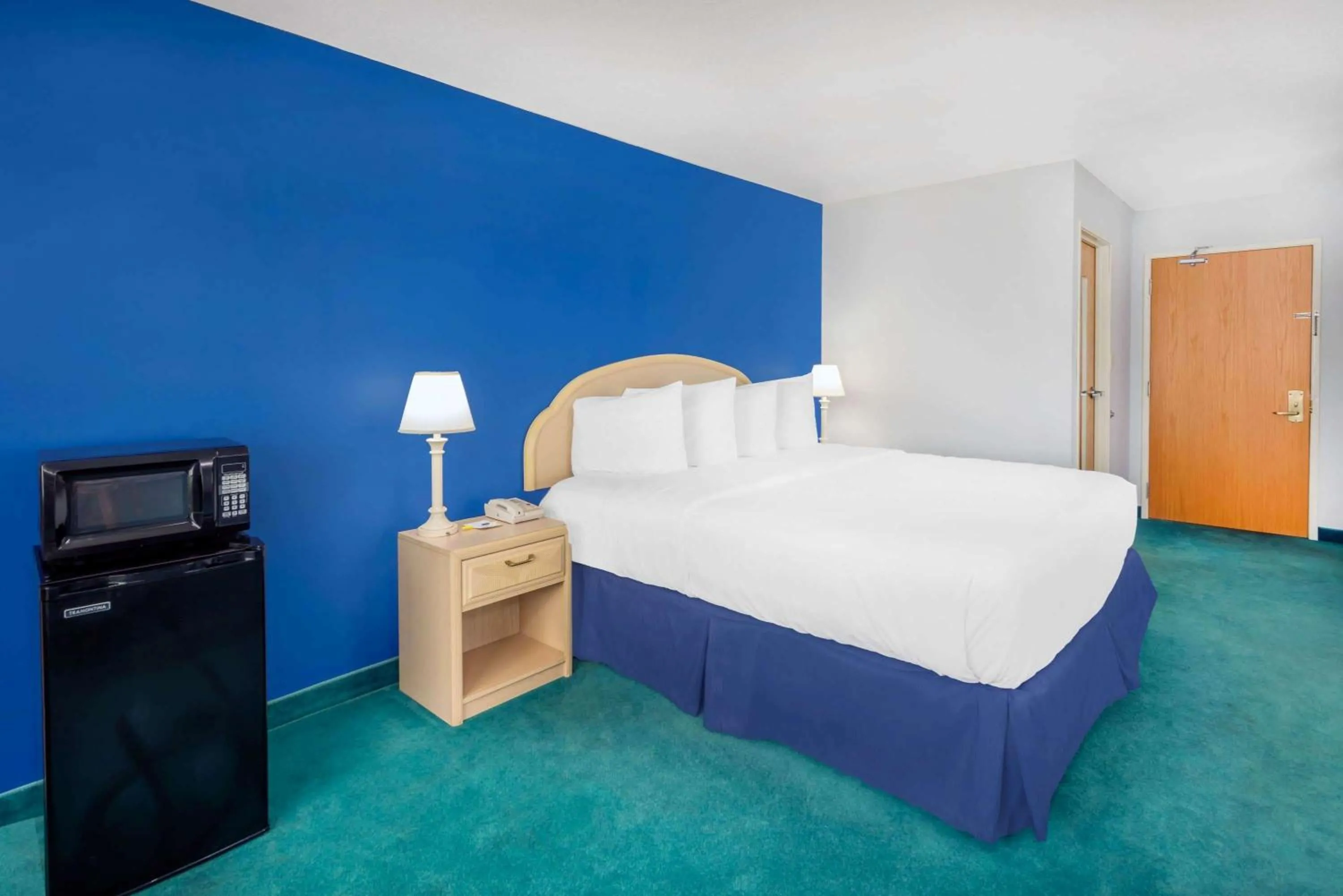 Photo of the whole room, Bed in Days Inn by Wyndham Osage Beach Lake of the Ozarks