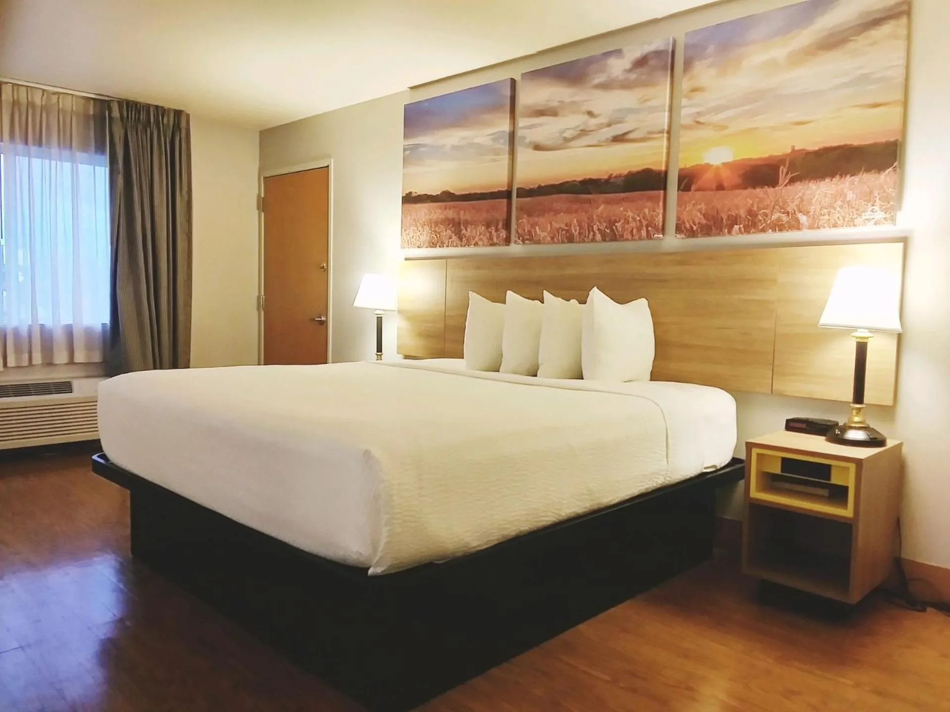 Bedroom, Bed in Days Inn by Wyndham Osage Beach Lake of the Ozarks