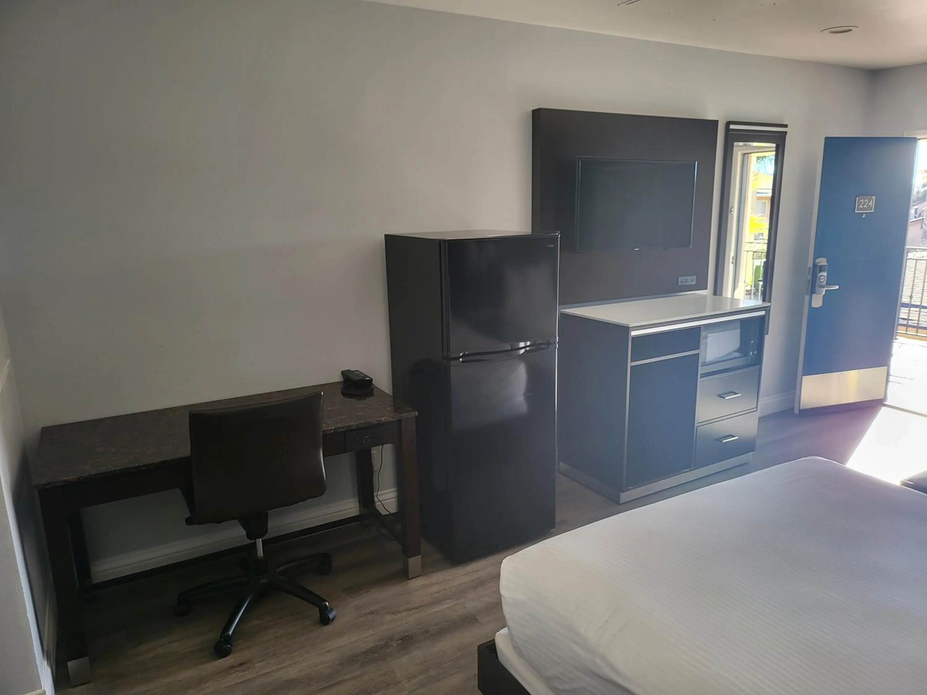 TV and multimedia, Bed in Motel 6 Vallejo, CA - Napa Valley