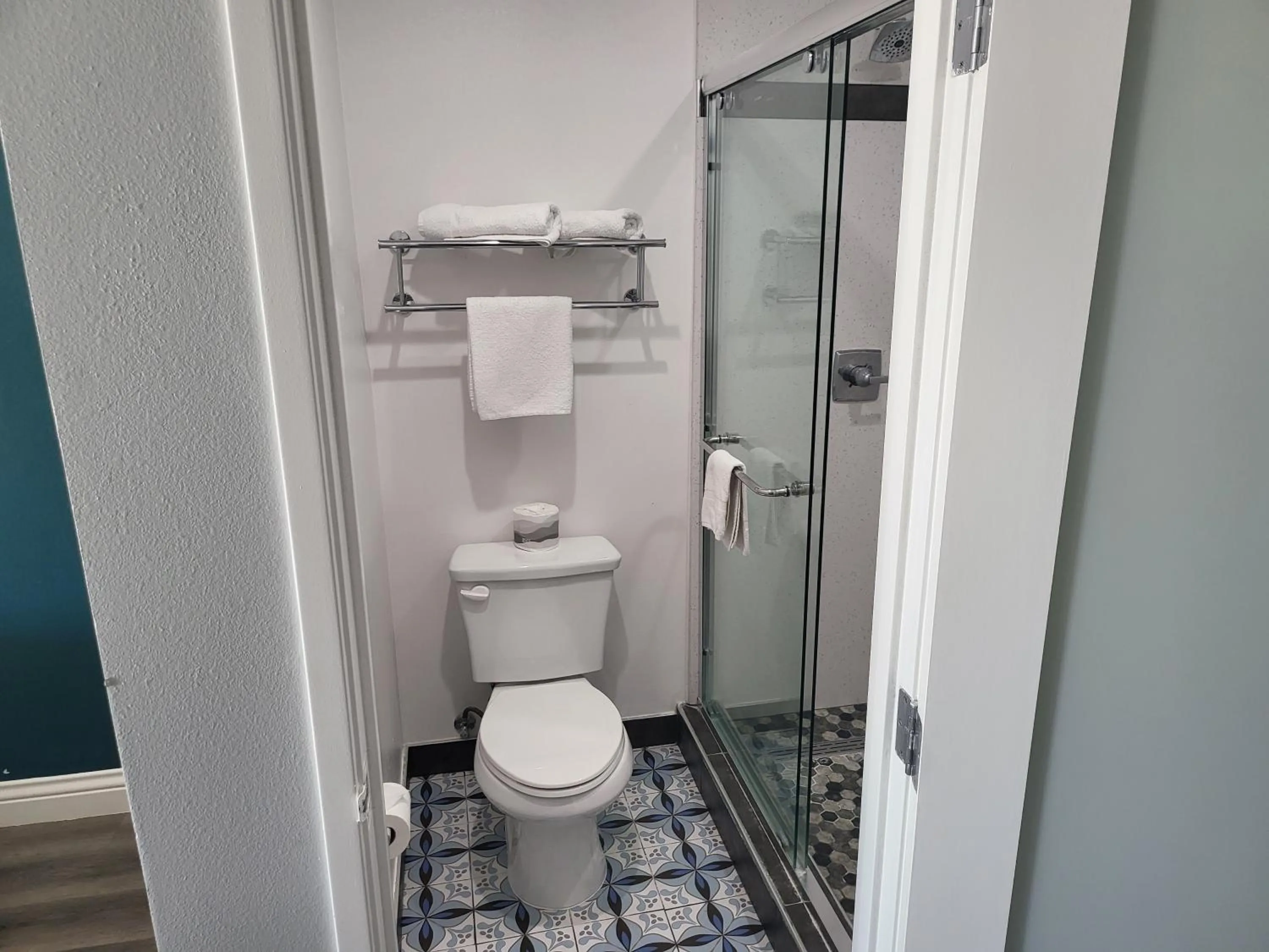 Toilet in Motel 6 Vallejo, CA - Napa Valley