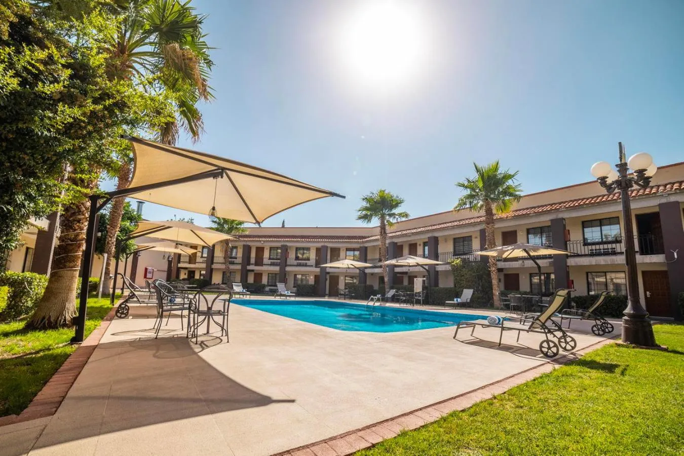 Swimming pool in Hotel Colonial Ciudad Juarez