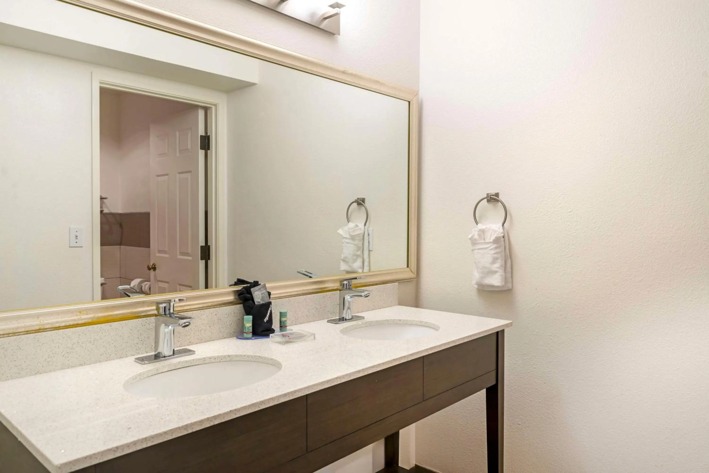 Bathroom in Best Western Corvallis