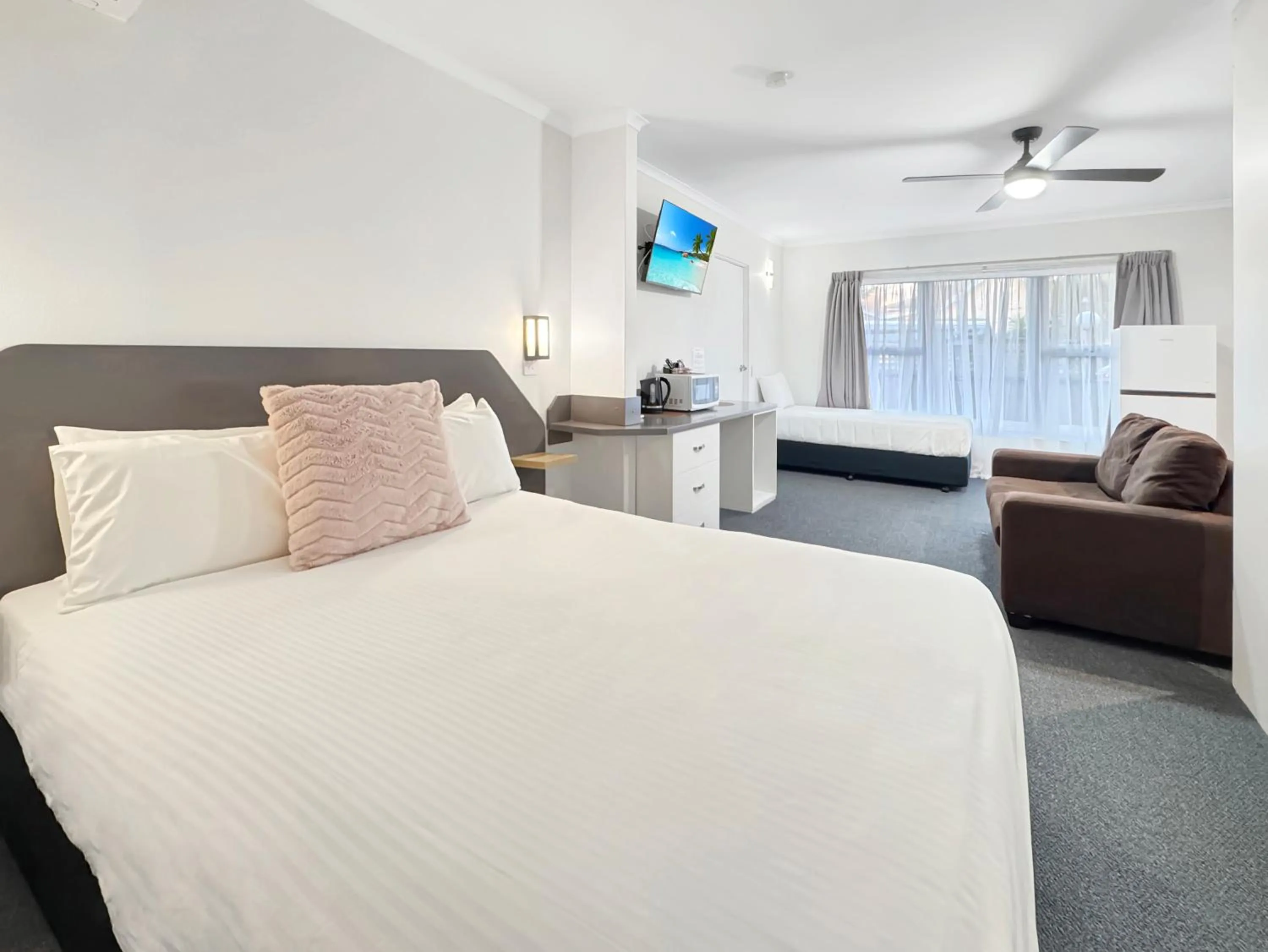 Bed in Golden Sands Motor Inn