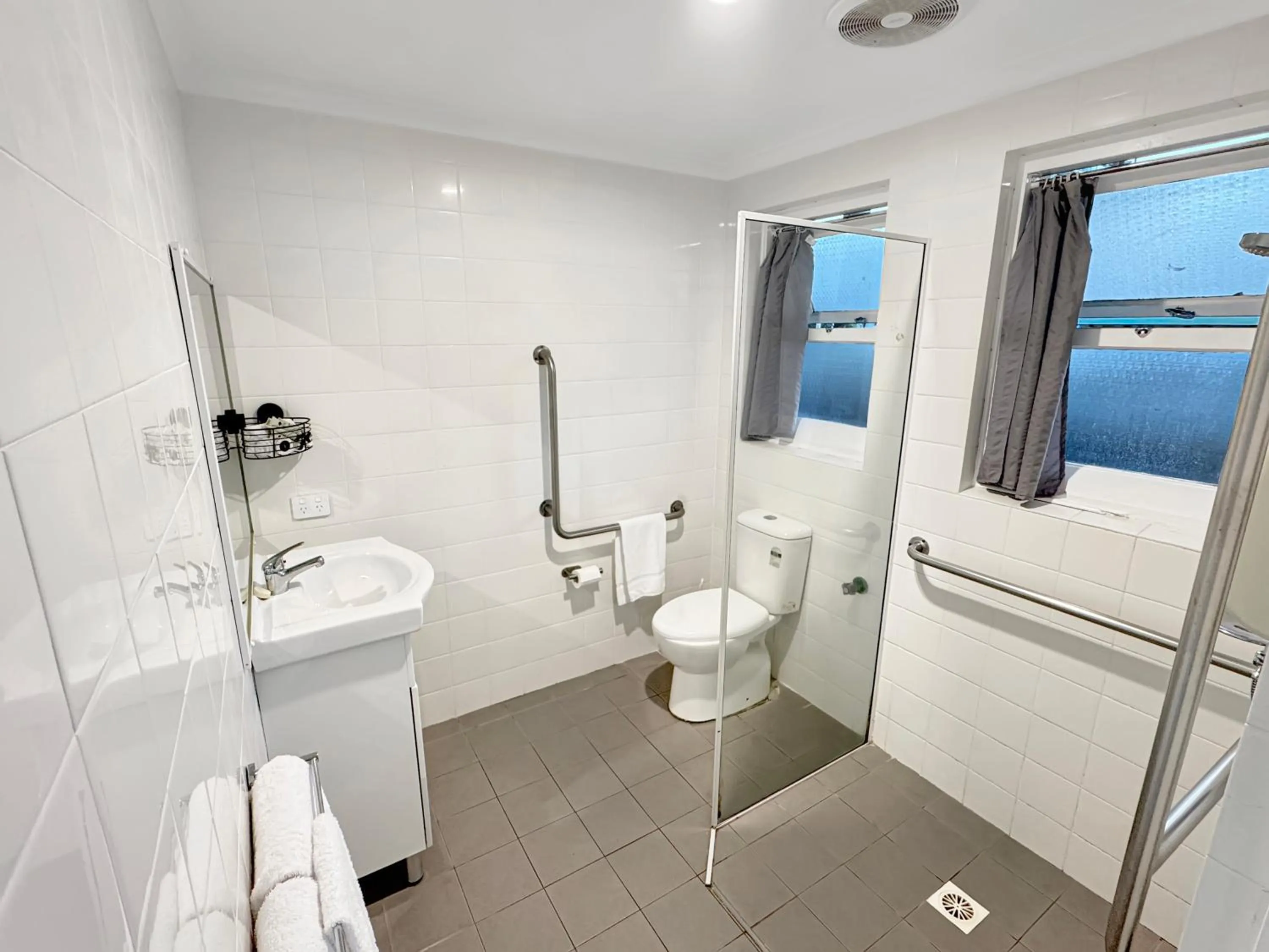 Shower in Golden Sands Motor Inn