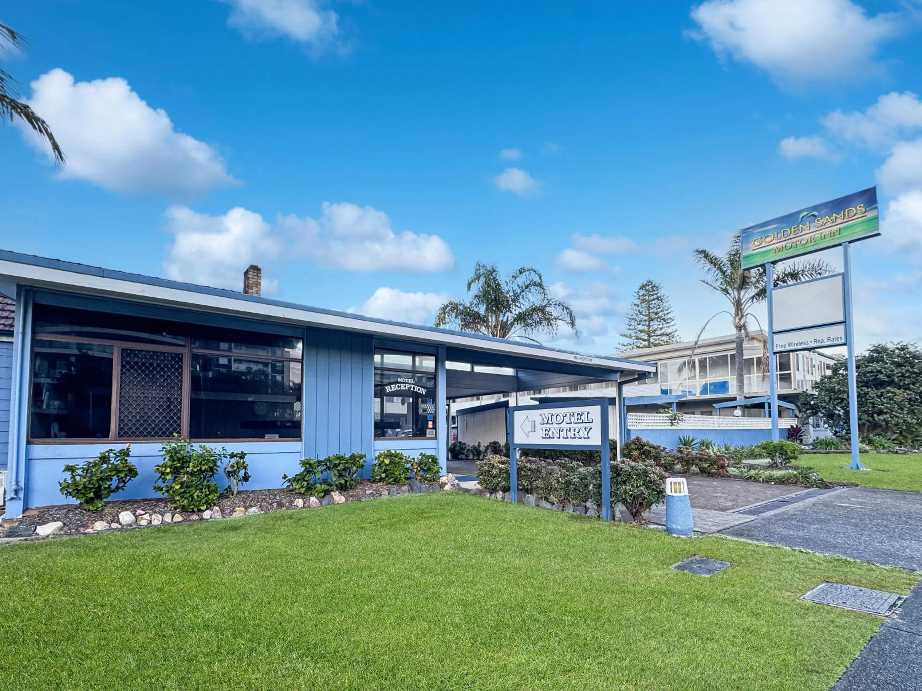 Property building in Golden Sands Motor Inn