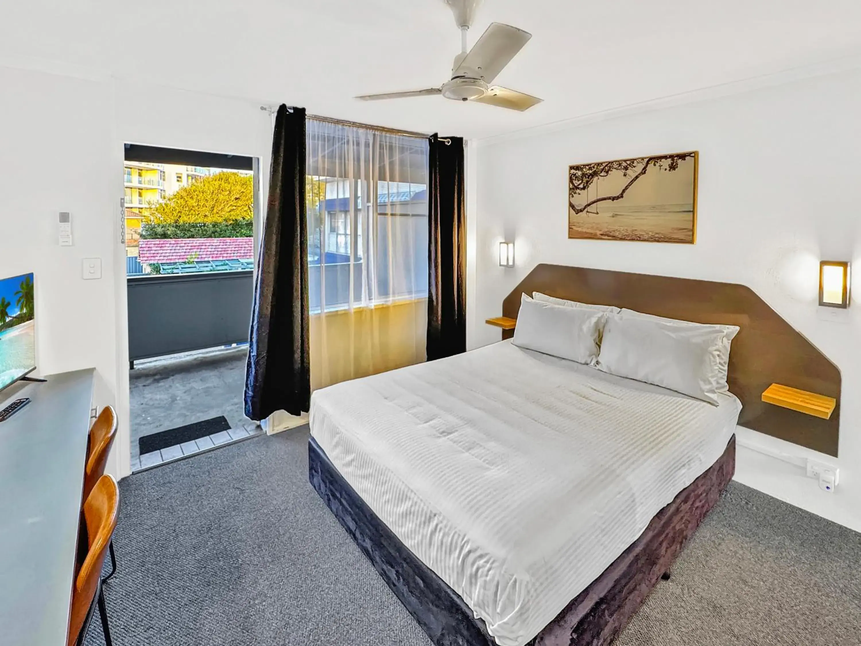 Queen Room with Balcony in Golden Sands Motor Inn Queen Room with Balcony in Golden Sands Motor Inn