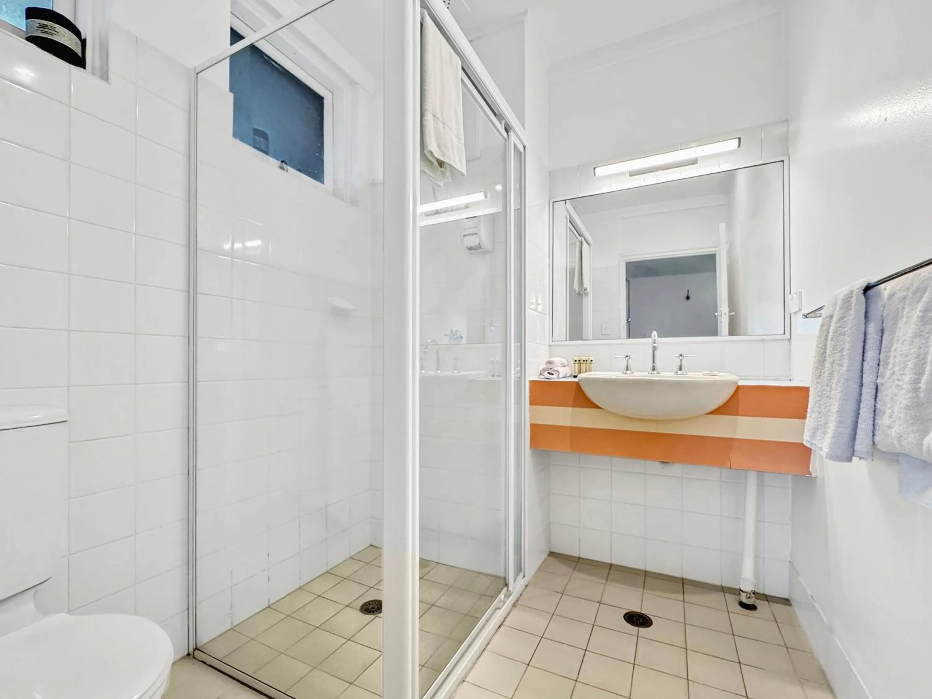 Shower in Golden Sands Motor Inn