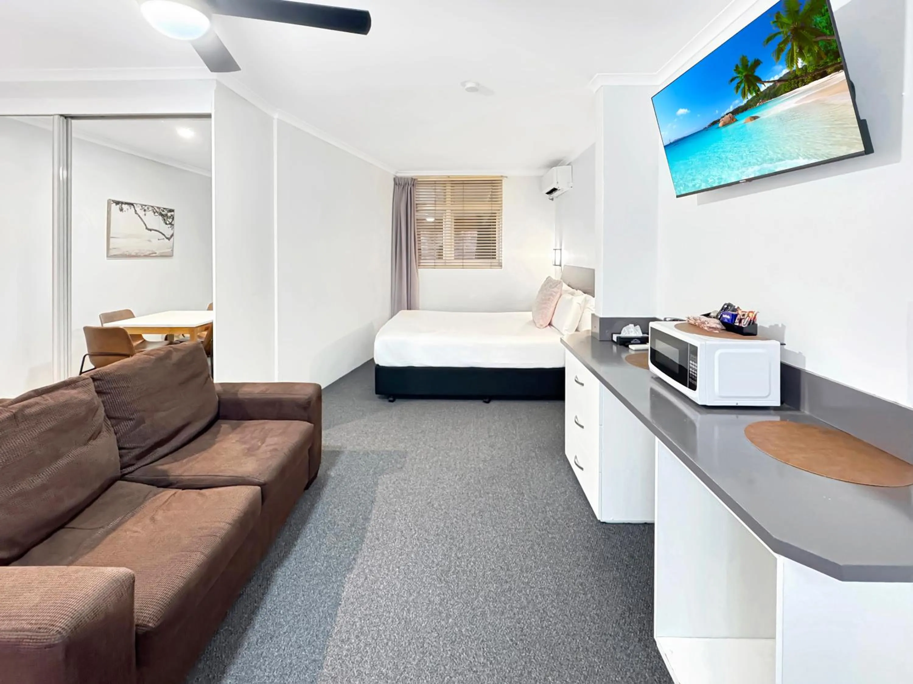 Bed in Golden Sands Motor Inn