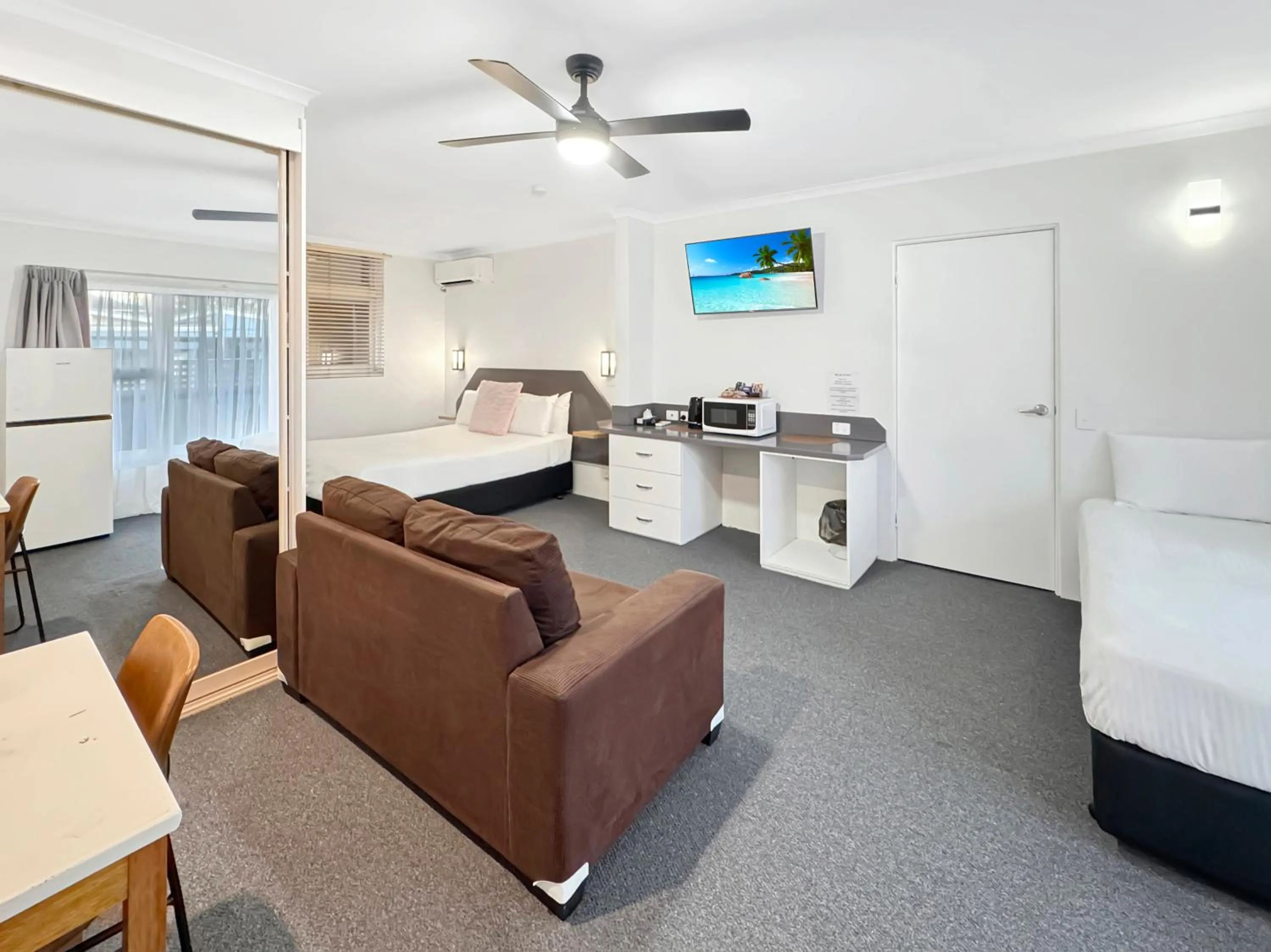 Bed in Golden Sands Motor Inn