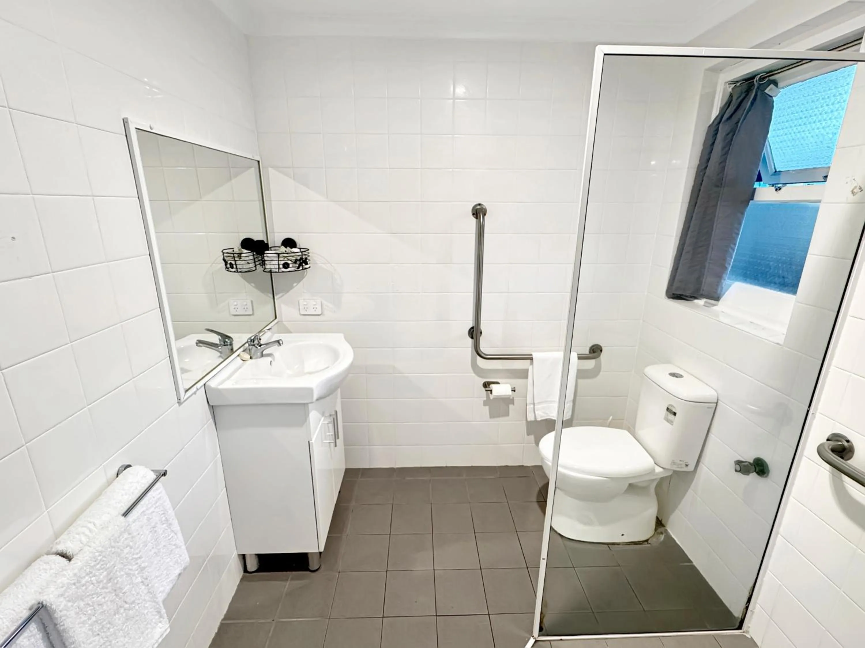 Shower in Golden Sands Motor Inn