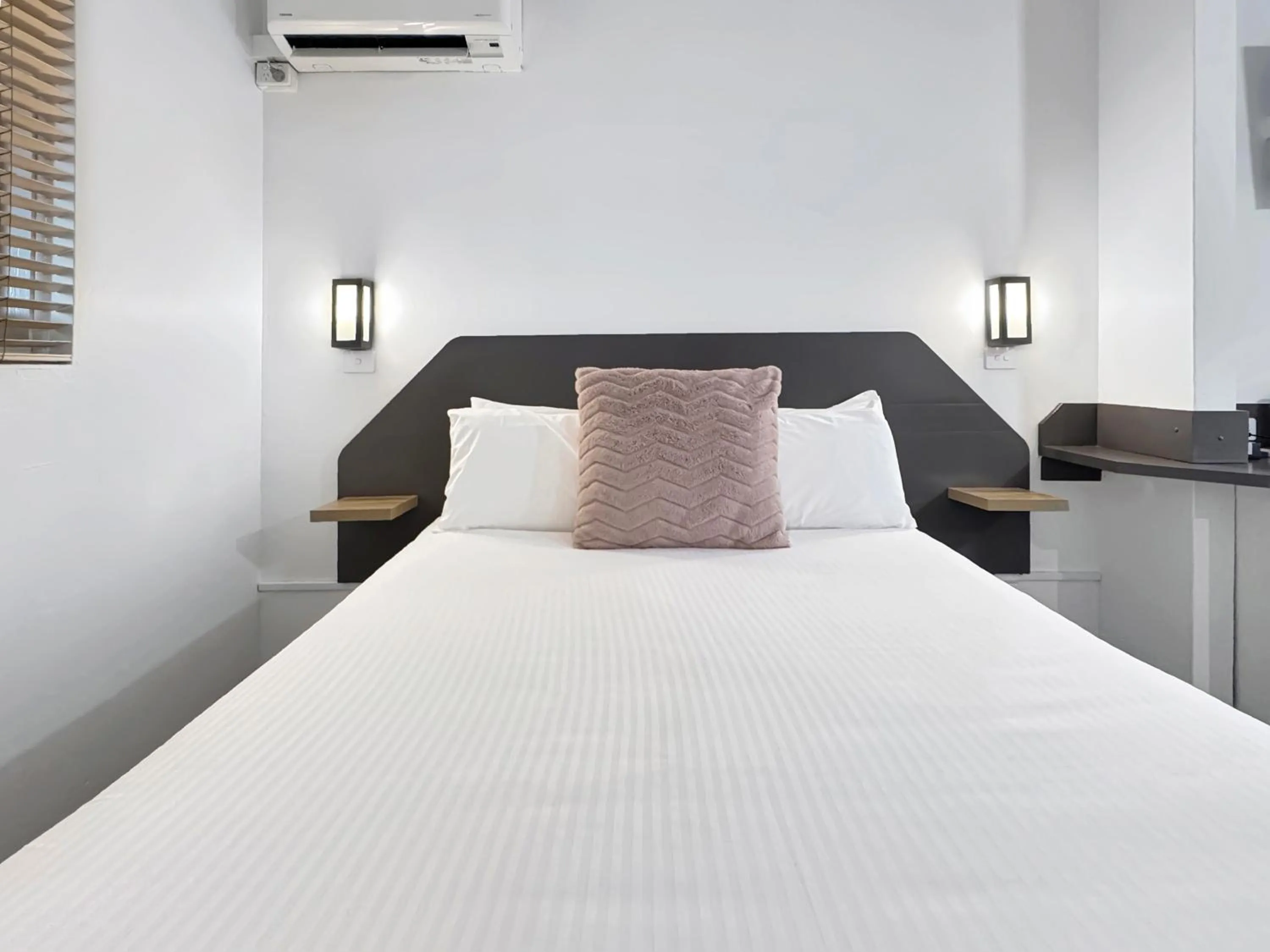 Bed in Golden Sands Motor Inn