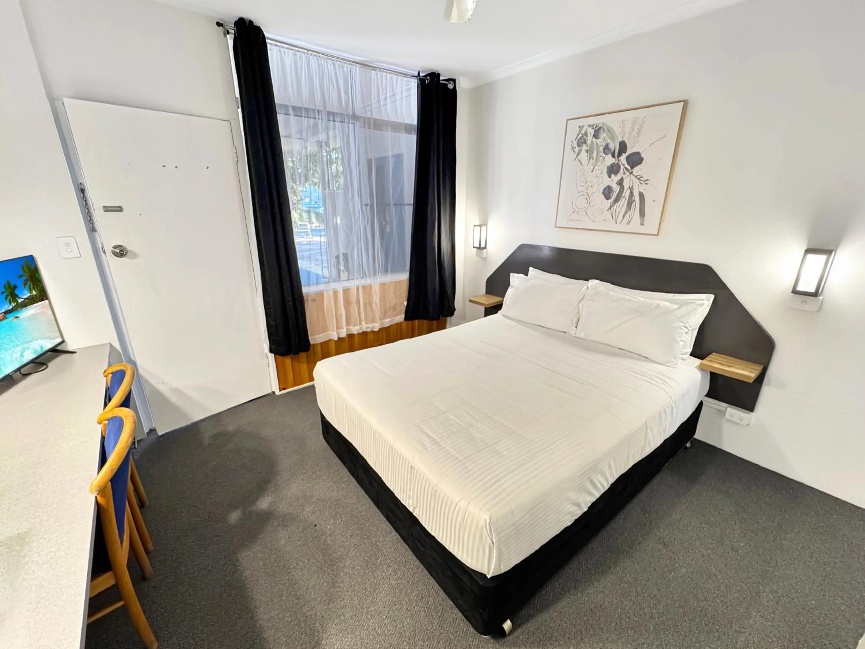 Bed in Golden Sands Motor Inn