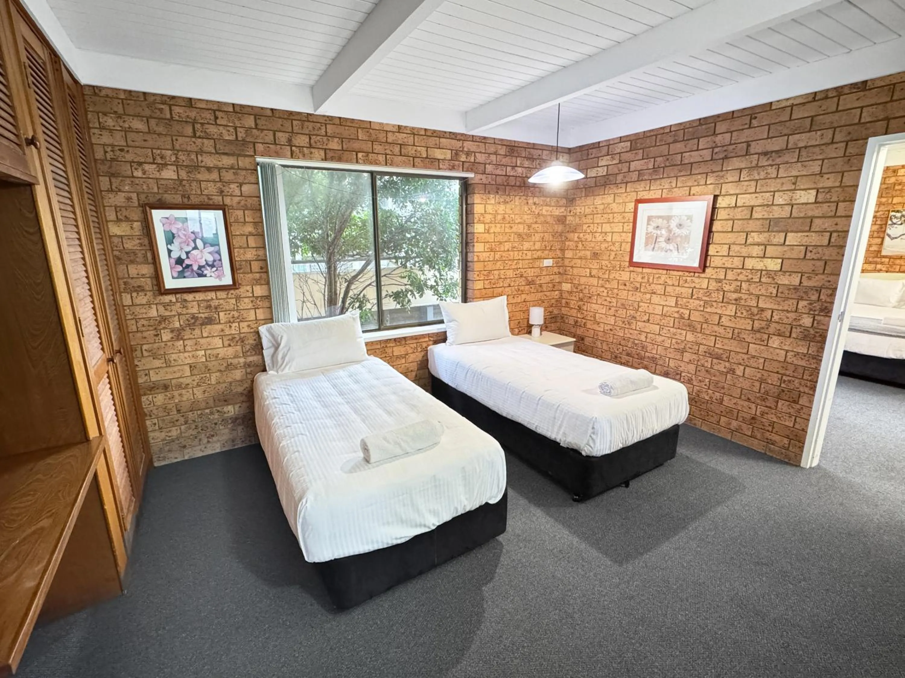 Bed in Golden Sands Motor Inn