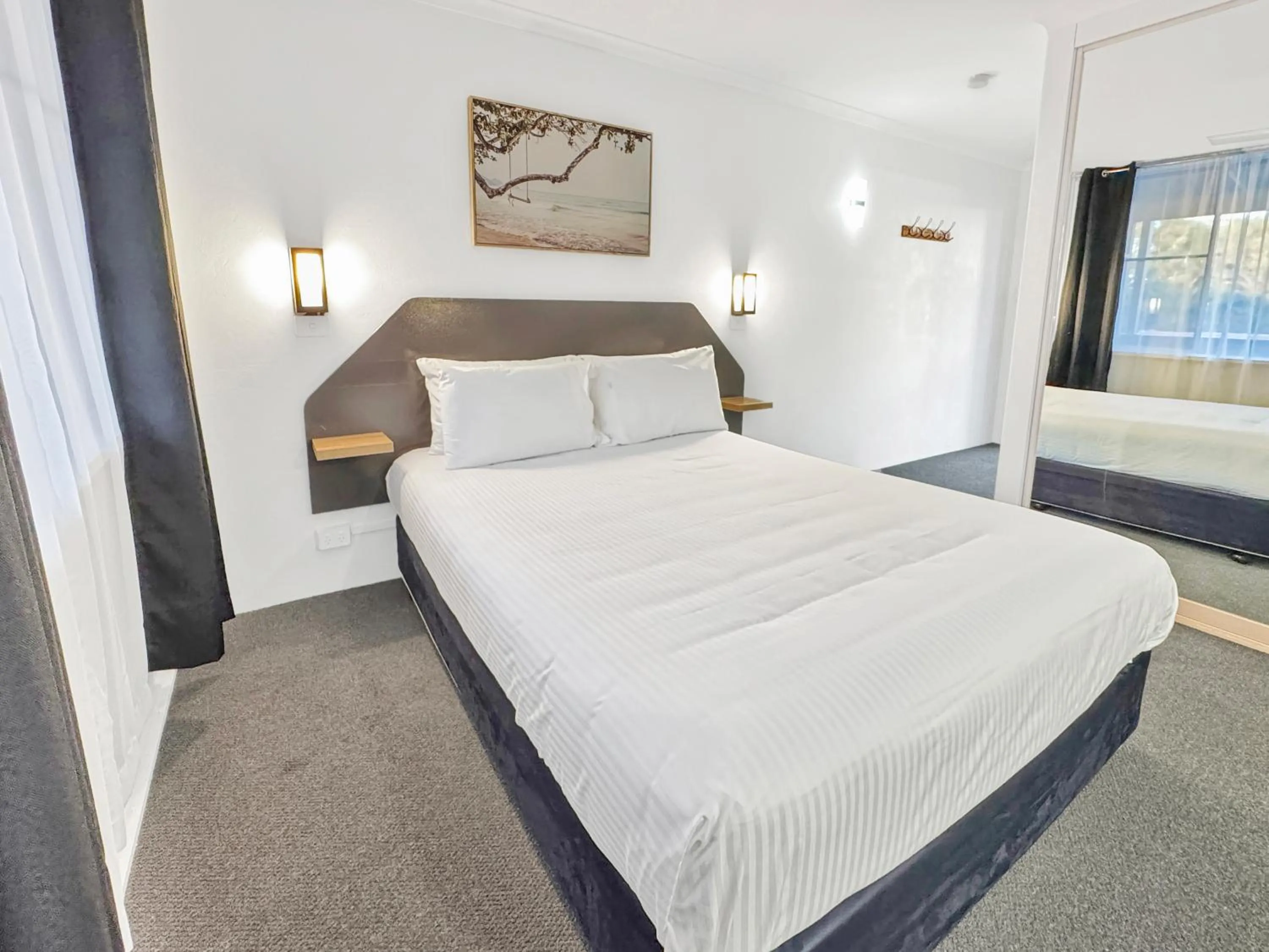 Bed in Golden Sands Motor Inn