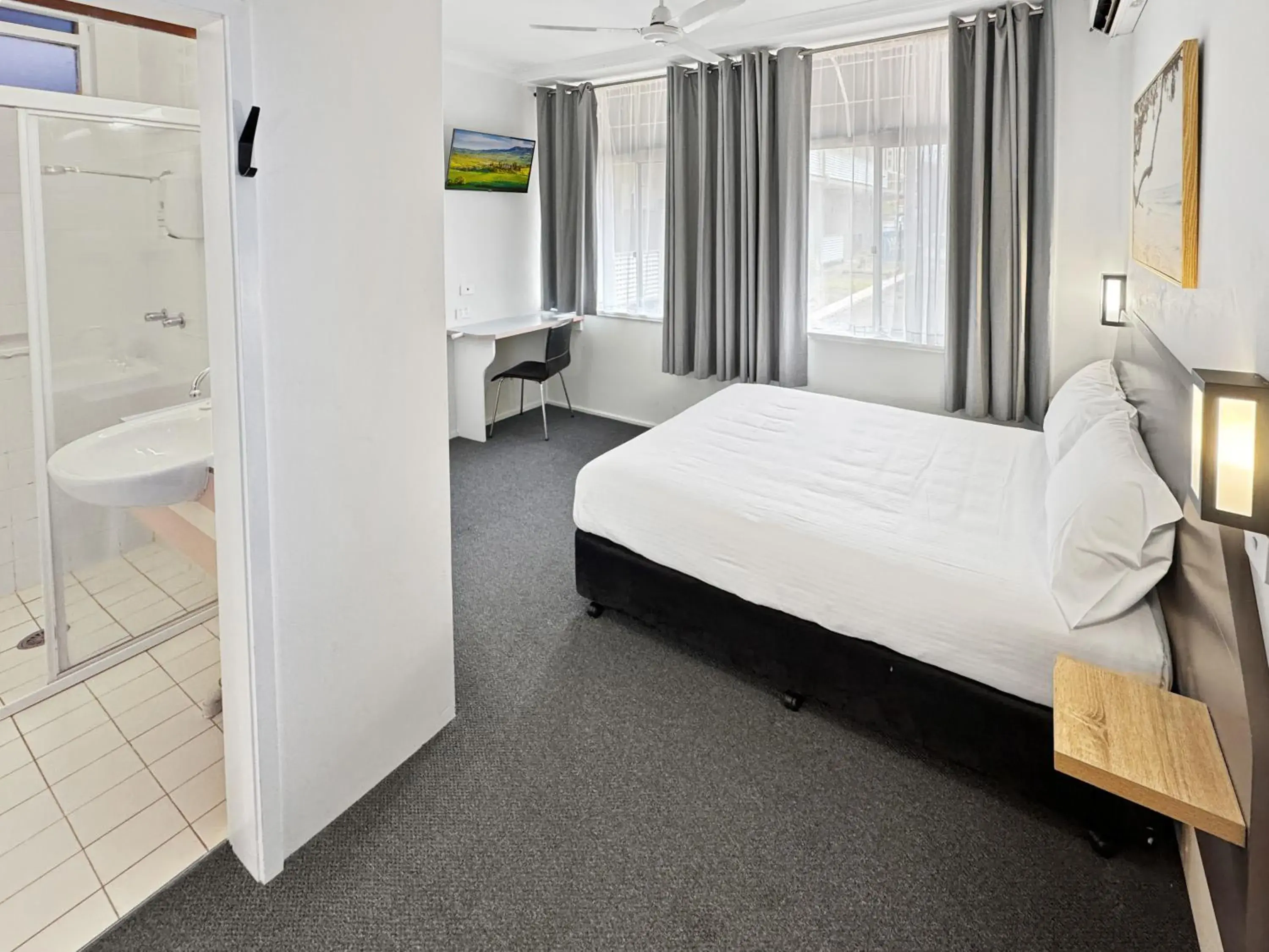 Small Double Room in Golden Sands Motor Inn Small Double Room in Golden Sands Motor Inn