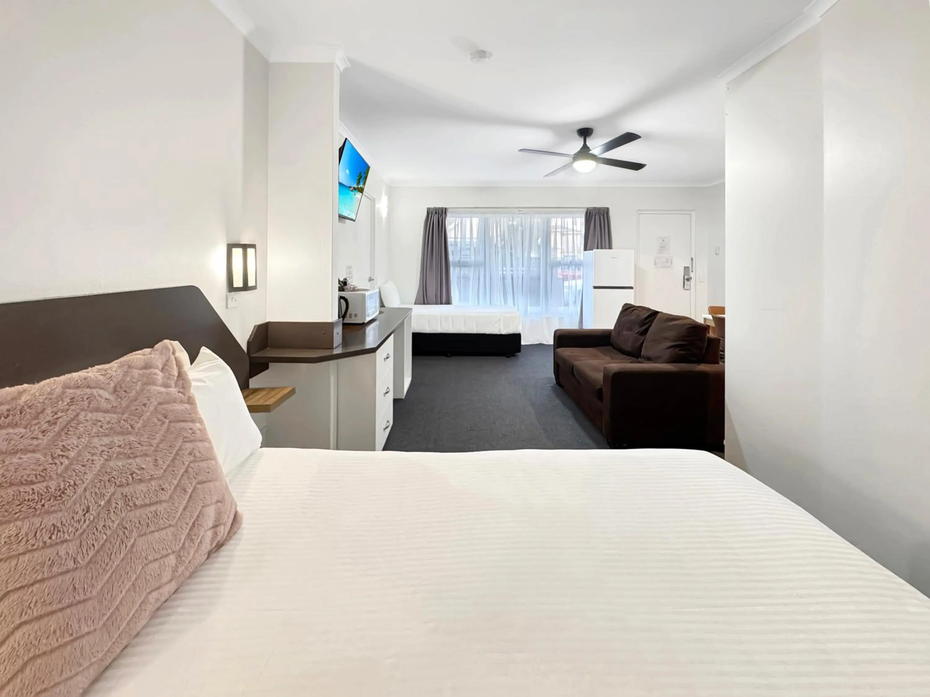 Bed in Golden Sands Motor Inn