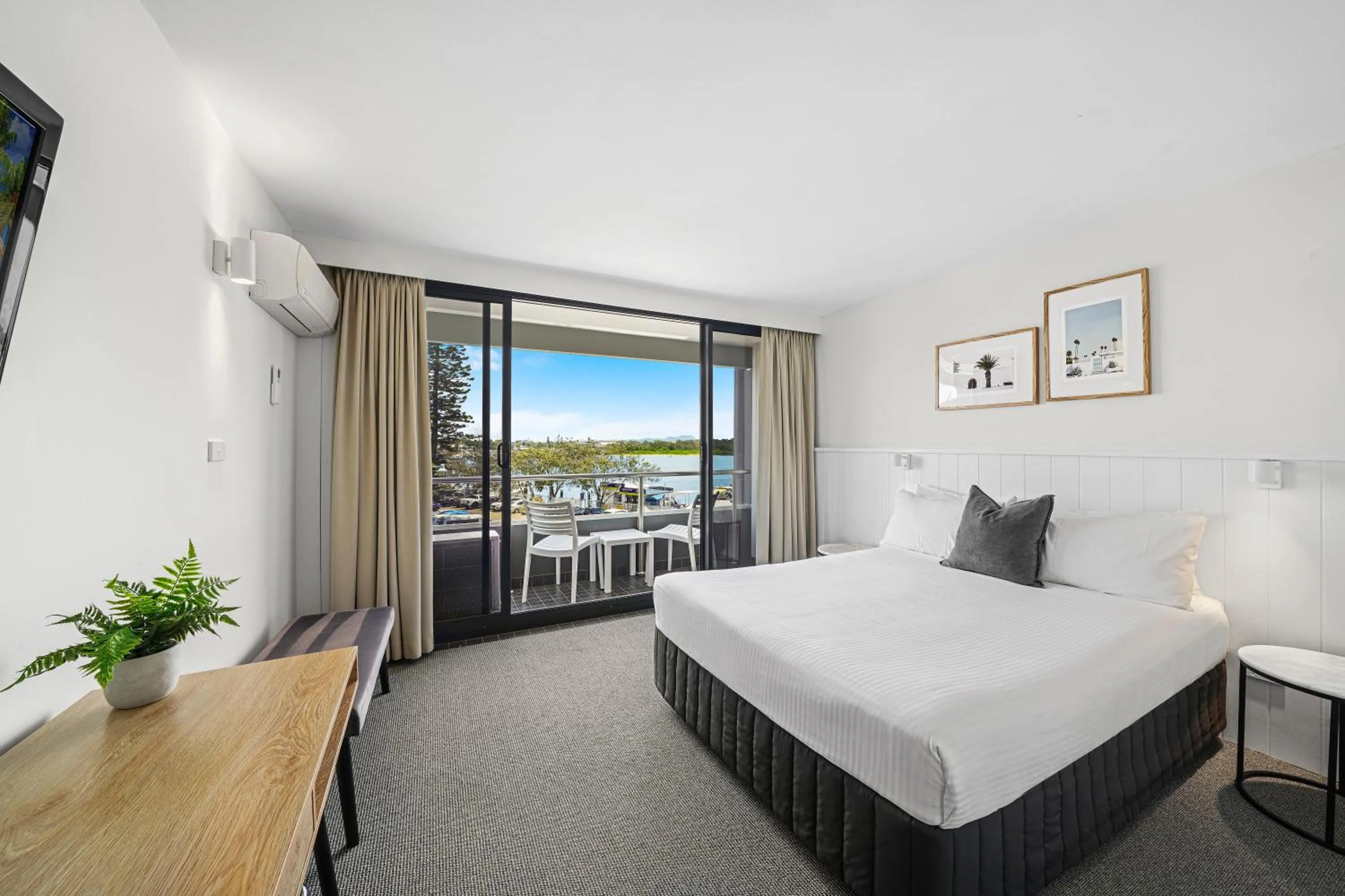 Bedroom, Bed in The Mid Pacific