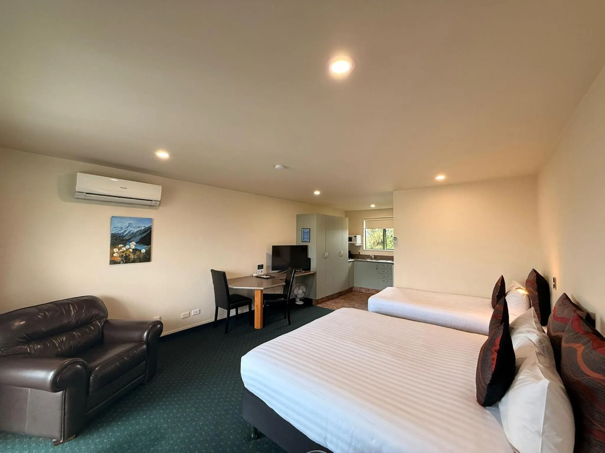 Photo of the whole room, Bed in ASURE Ashley Motor Lodge