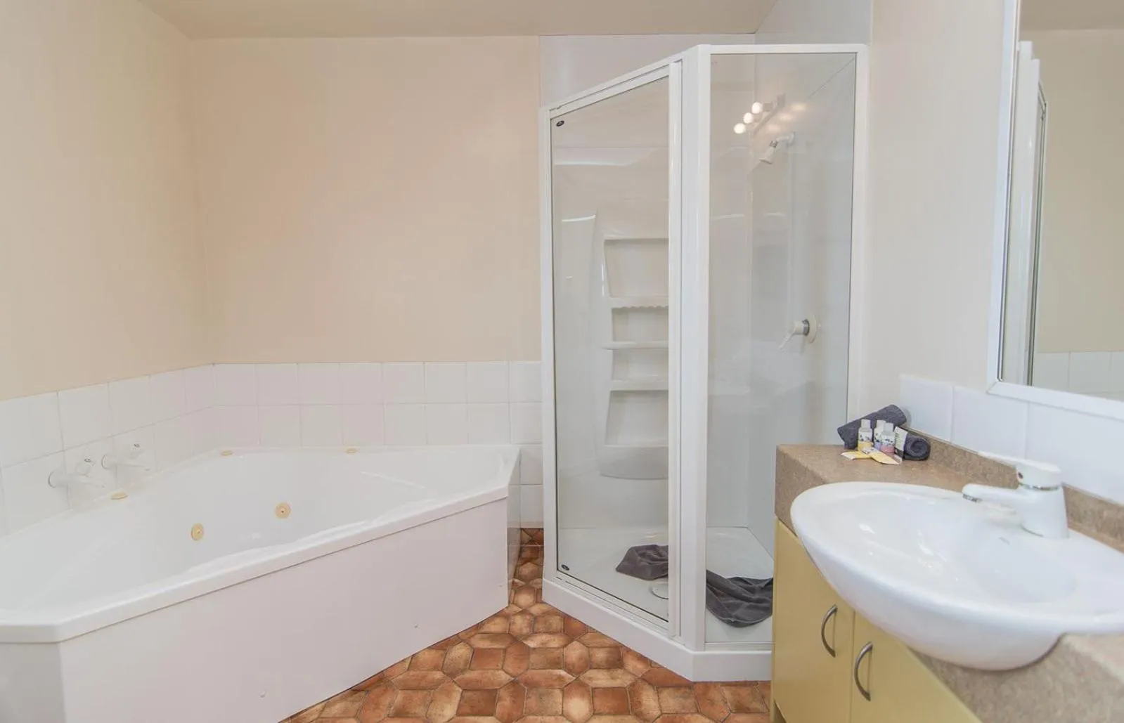 Shower in ASURE Ashley Motor Lodge