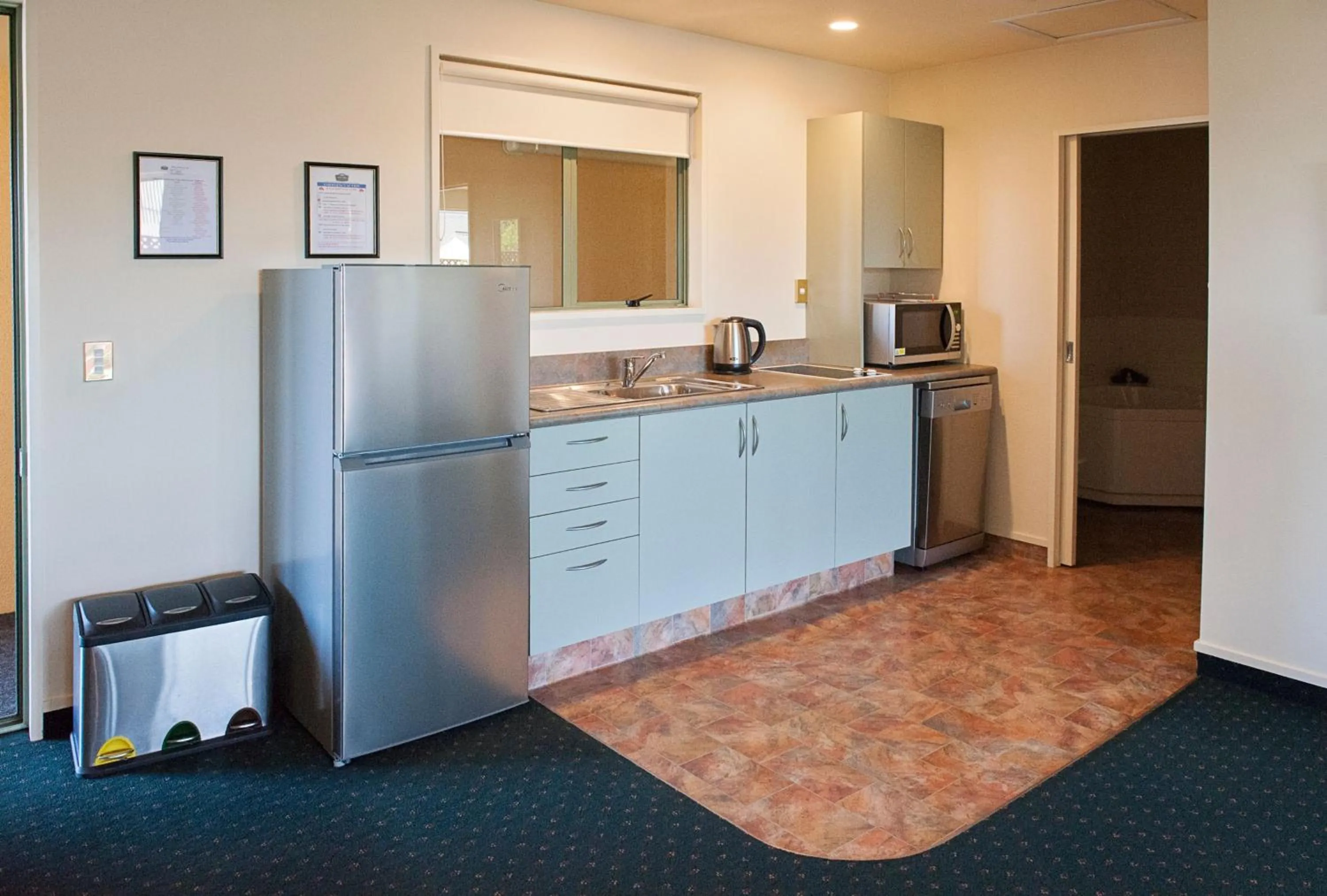Kitchen or kitchenette in ASURE Ashley Motor Lodge