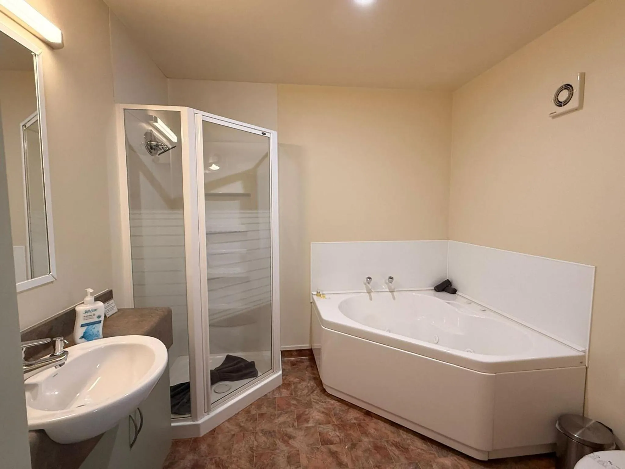 Shower in ASURE Ashley Motor Lodge