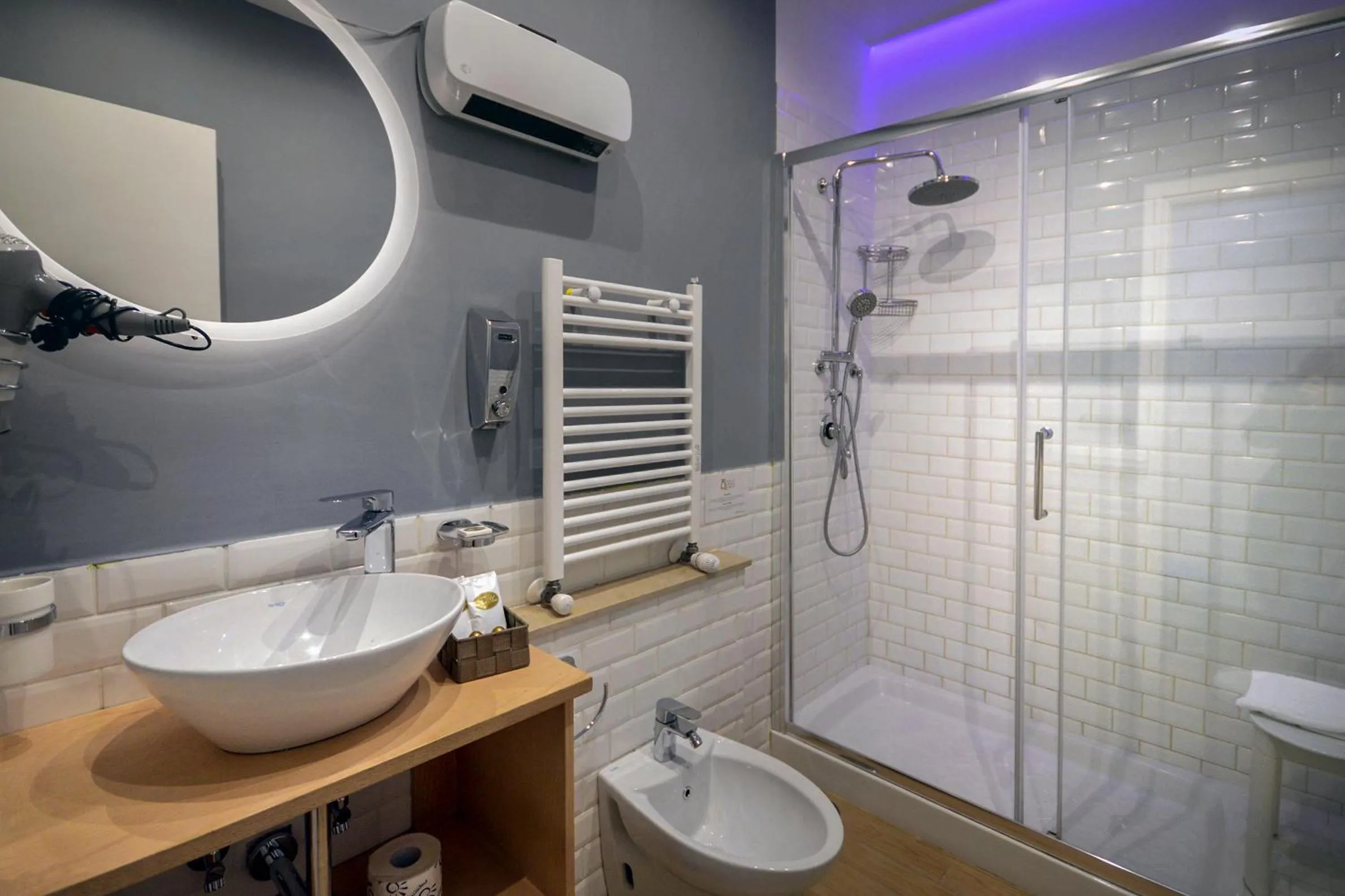 Shower in B&B Sorrento Queen