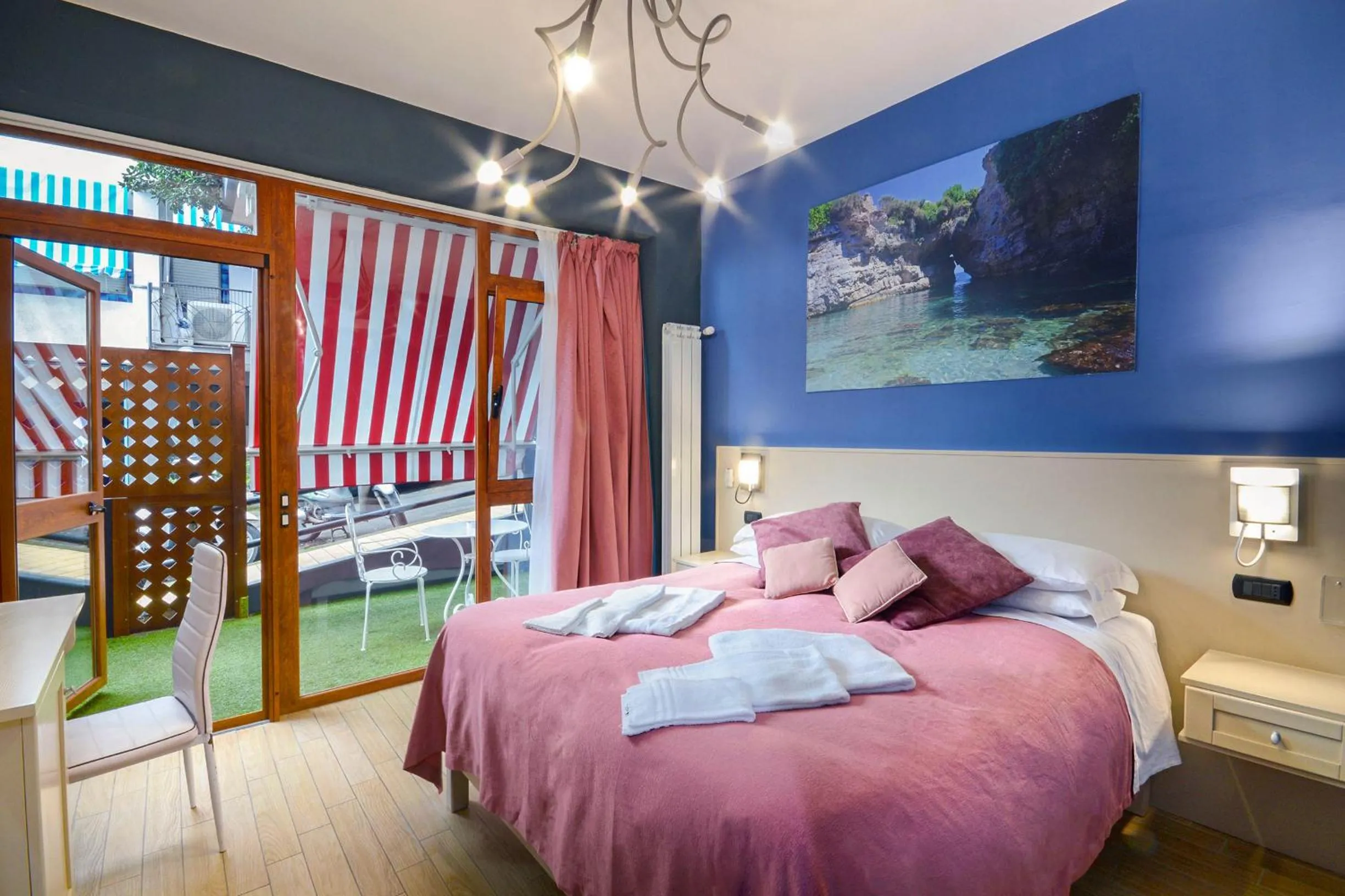 Staff, Bed in B&B Sorrento Queen