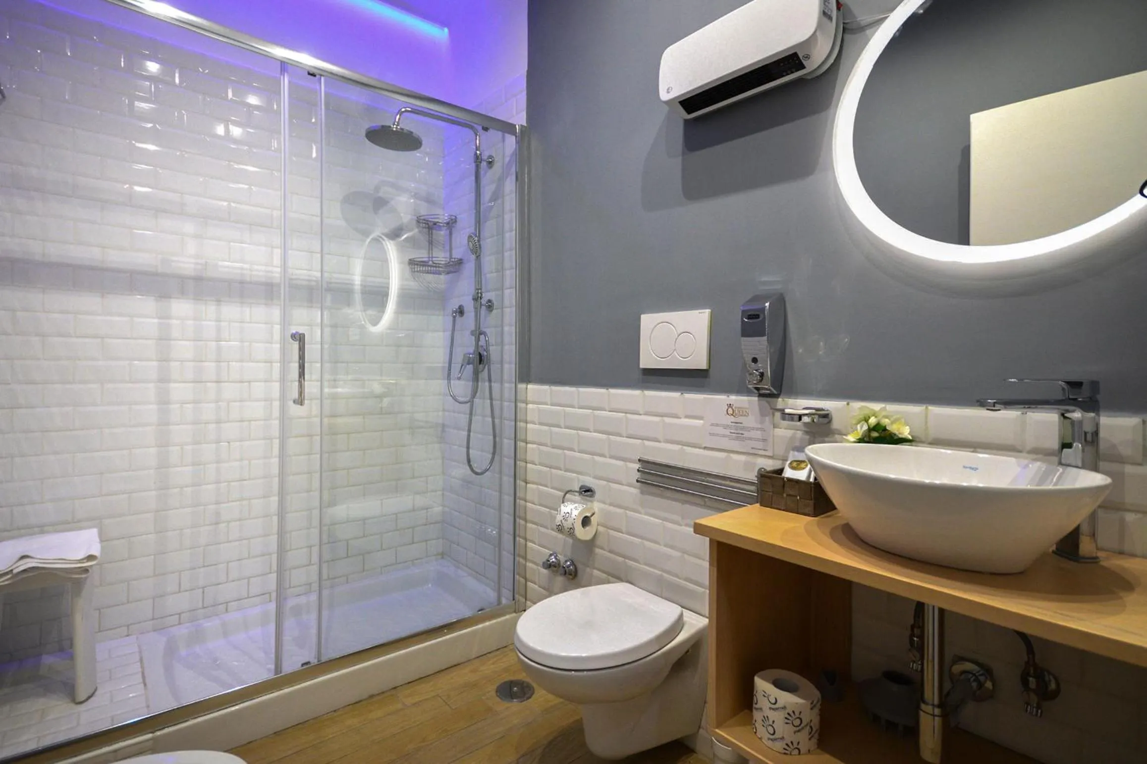 Shower in B&B Sorrento Queen