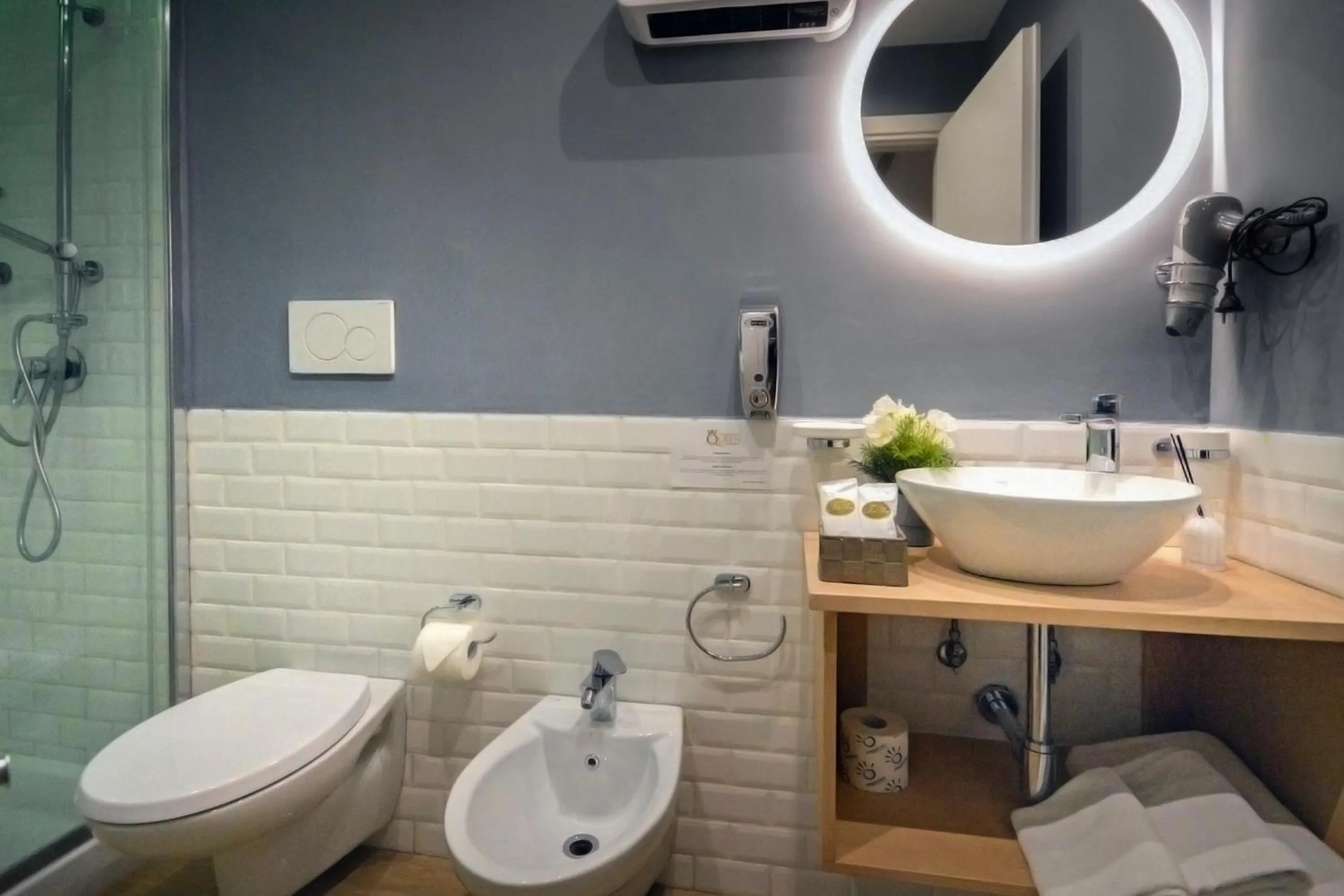 Shower in B&B Sorrento Queen