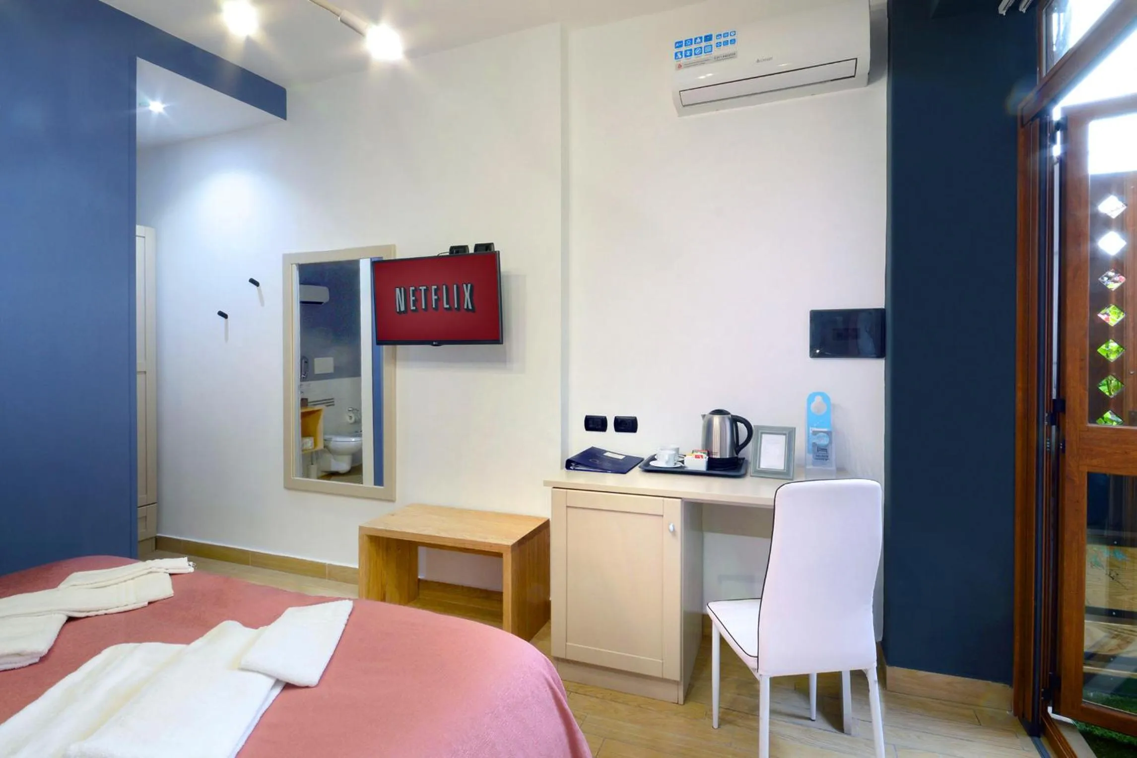 Staff, Bed in B&B Sorrento Queen