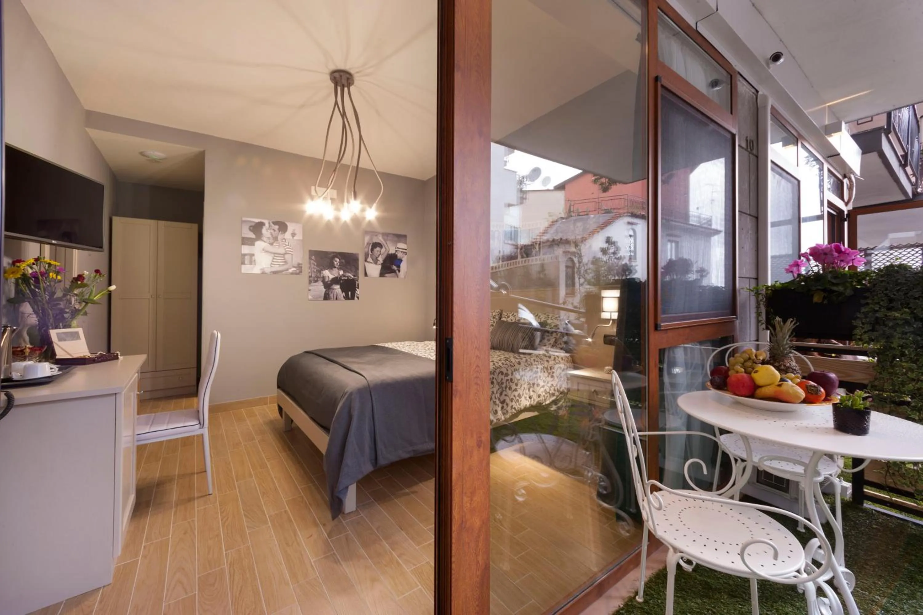 Communal lounge/ TV room, Bed in B&B Sorrento Queen