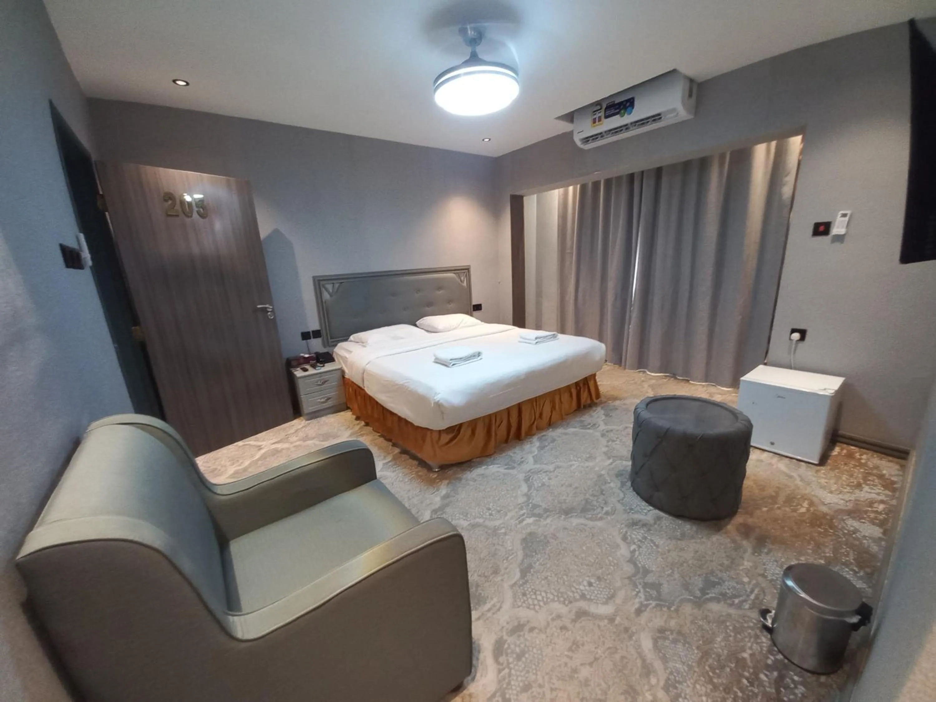 Photo of the whole room, Bed in Sur Hotel