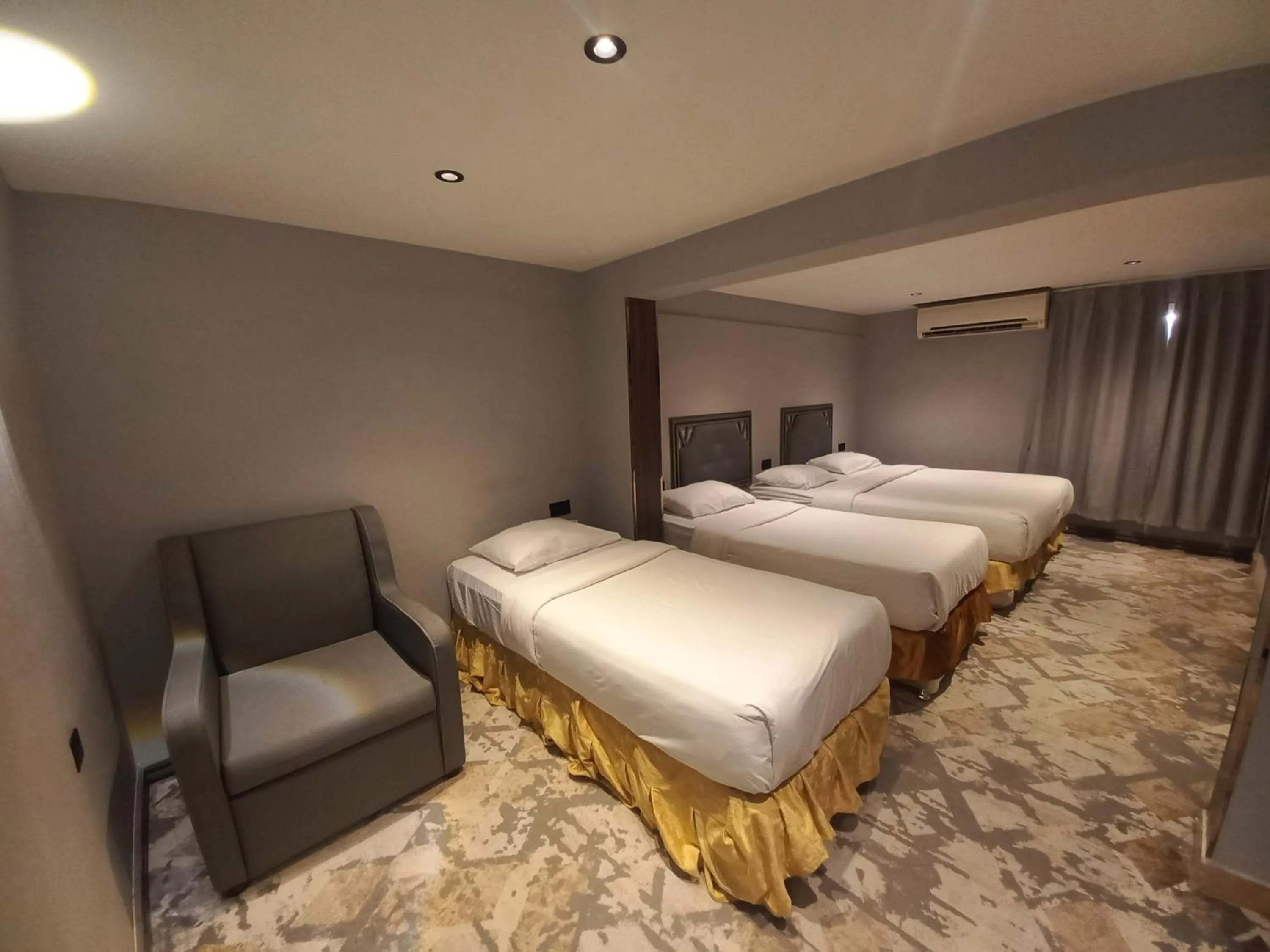 Photo of the whole room, Bed in Sur Hotel