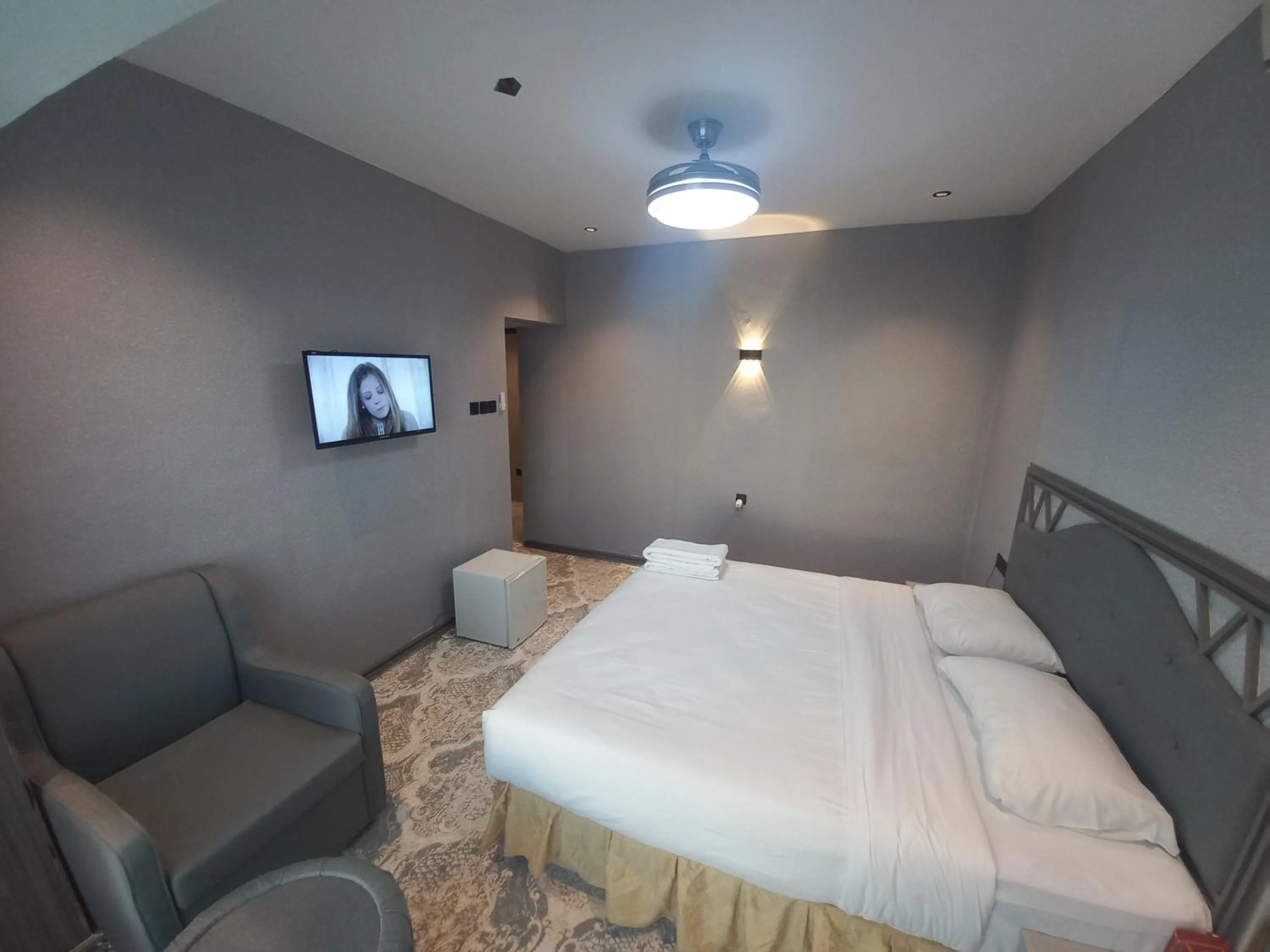 Photo of the whole room, Bed in Sur Hotel