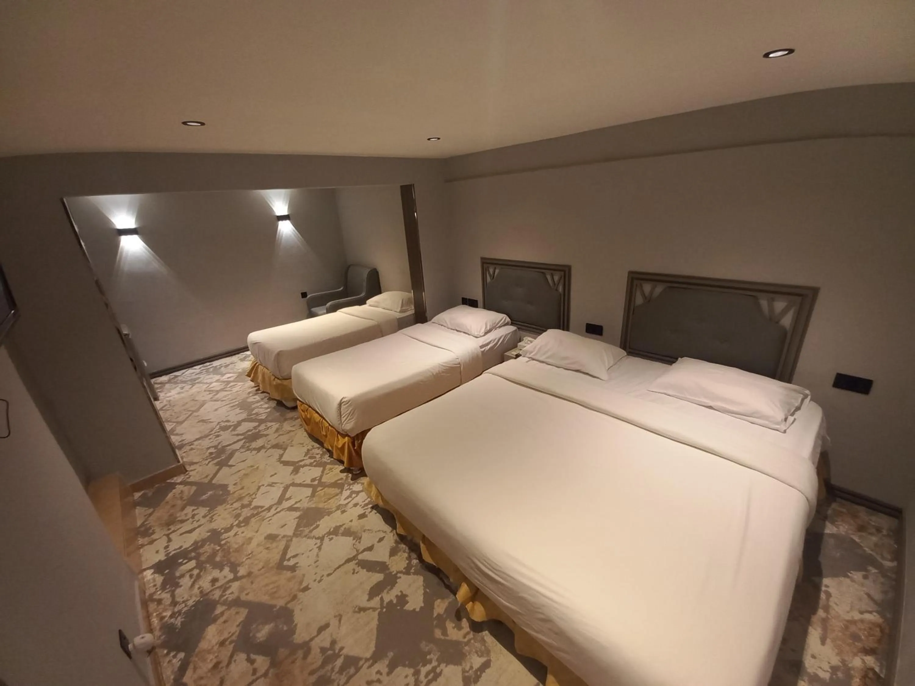 Photo of the whole room, Bed in Sur Hotel