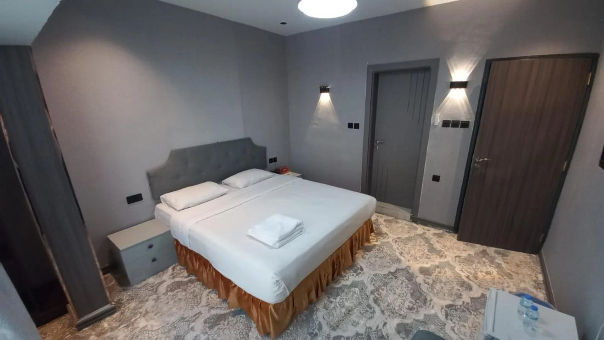 Photo of the whole room, Bed in Sur Hotel