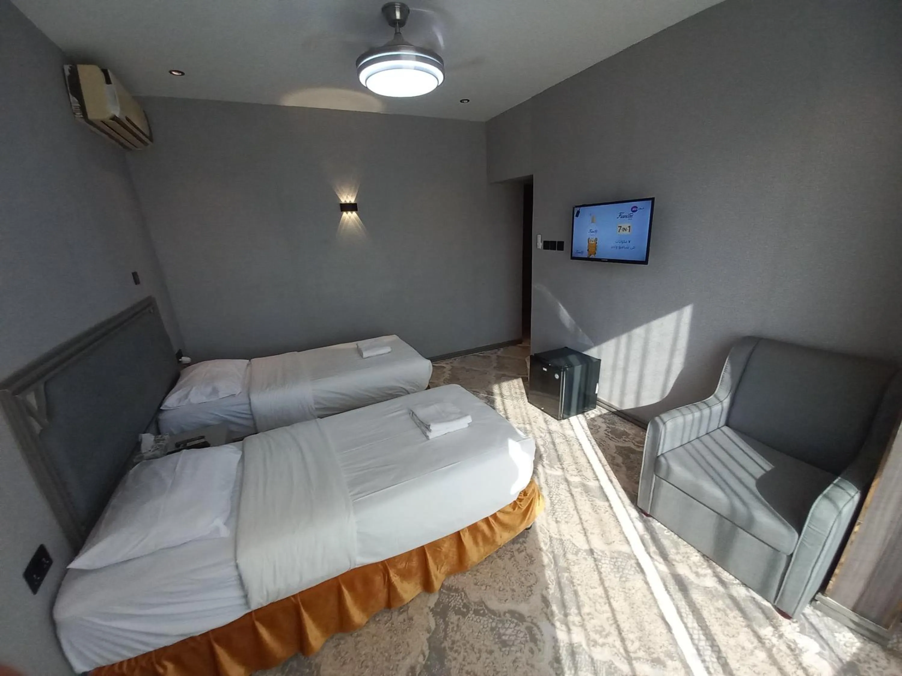 Photo of the whole room, Bed in Sur Hotel