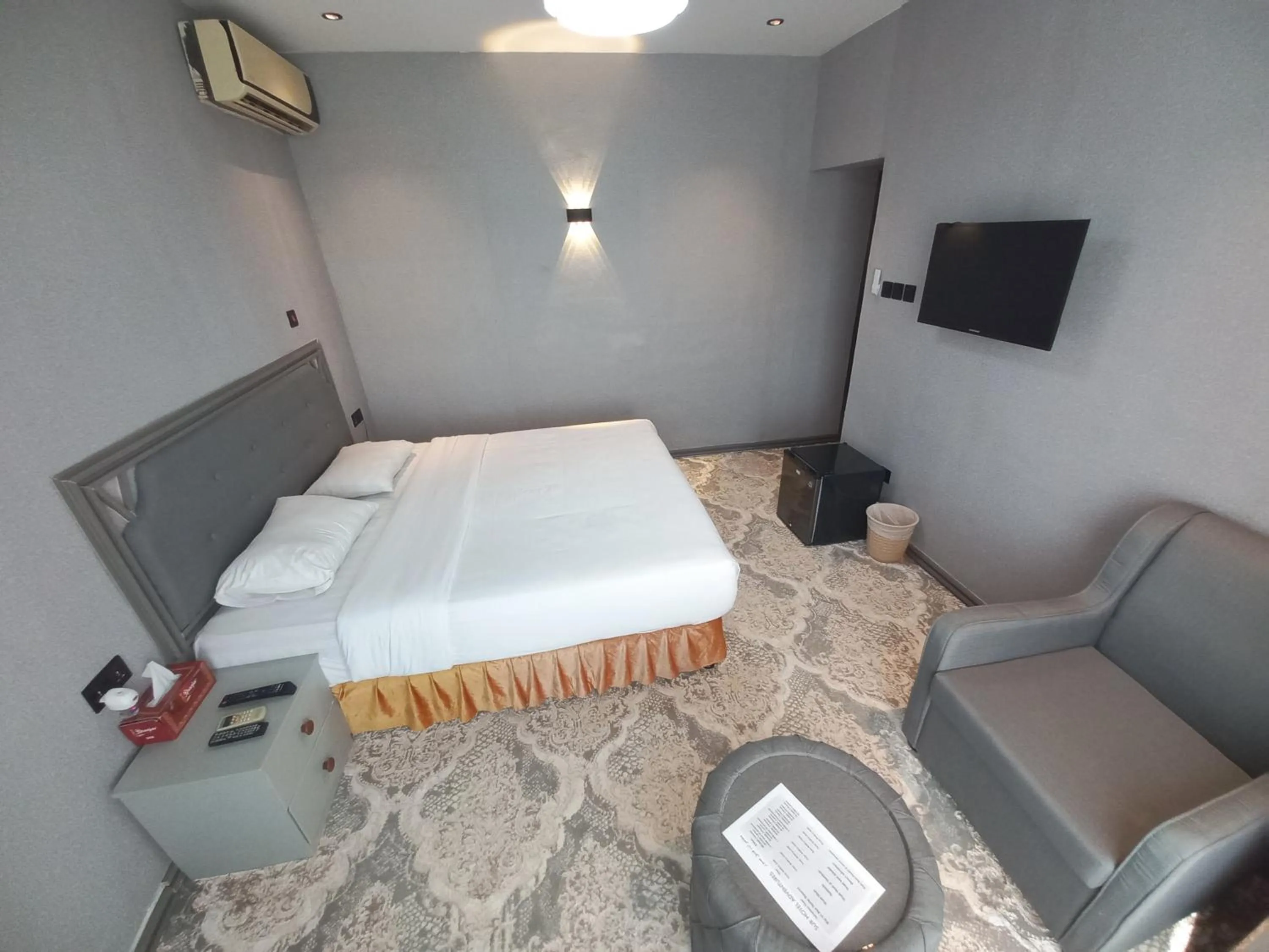 Photo of the whole room, Bed in Sur Hotel