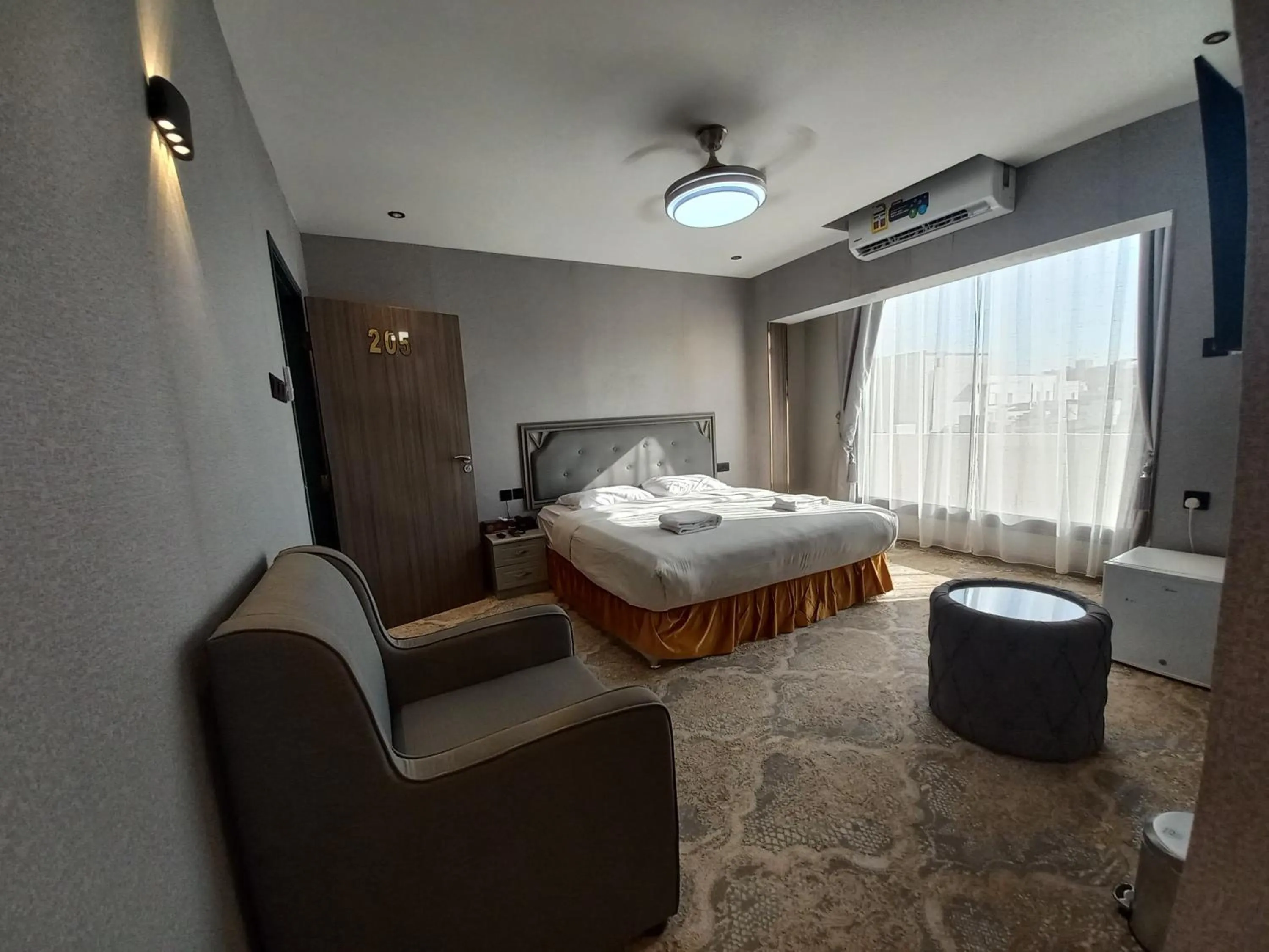 Photo of the whole room, Bed in Sur Hotel