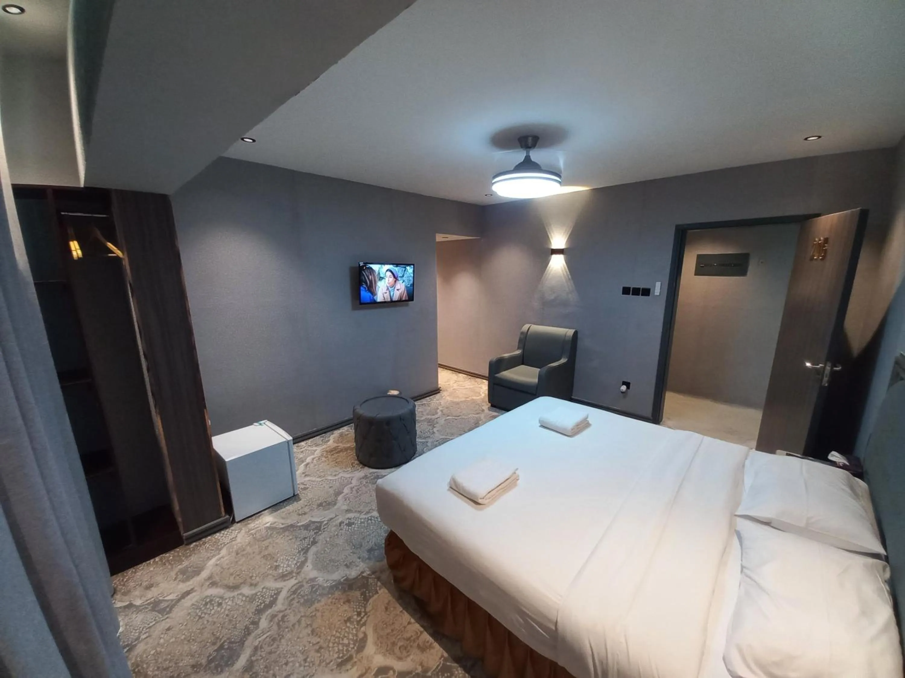 Photo of the whole room, Bed in Sur Hotel