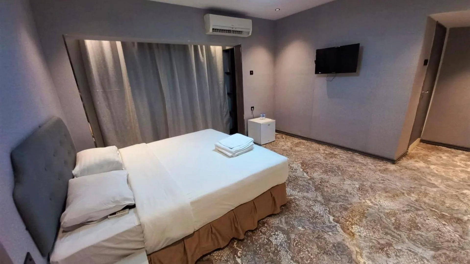 Photo of the whole room, Bed in Sur Hotel