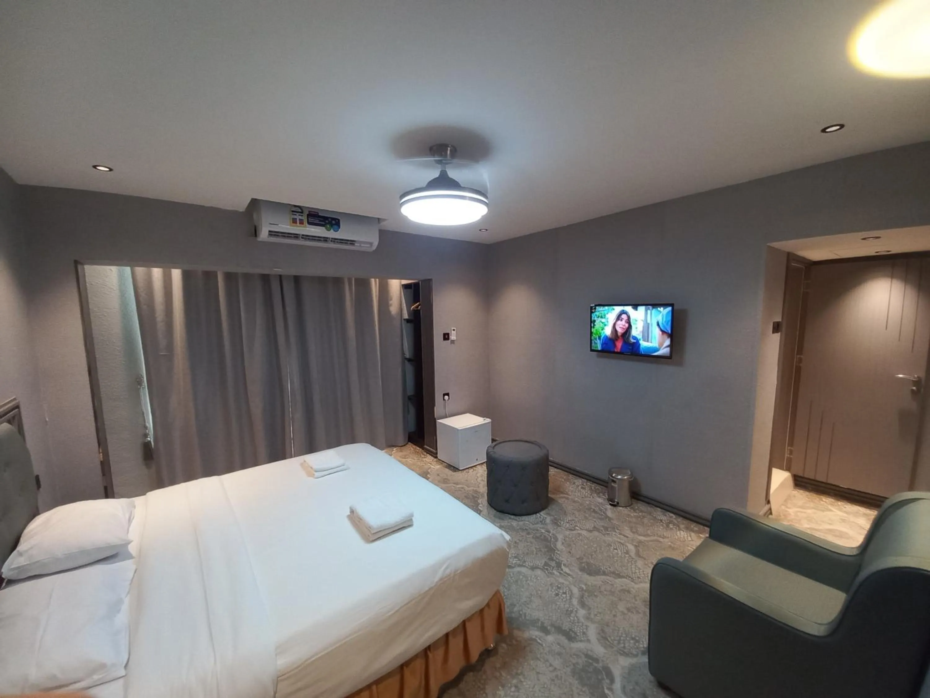 Bedroom, Bed in Sur Hotel