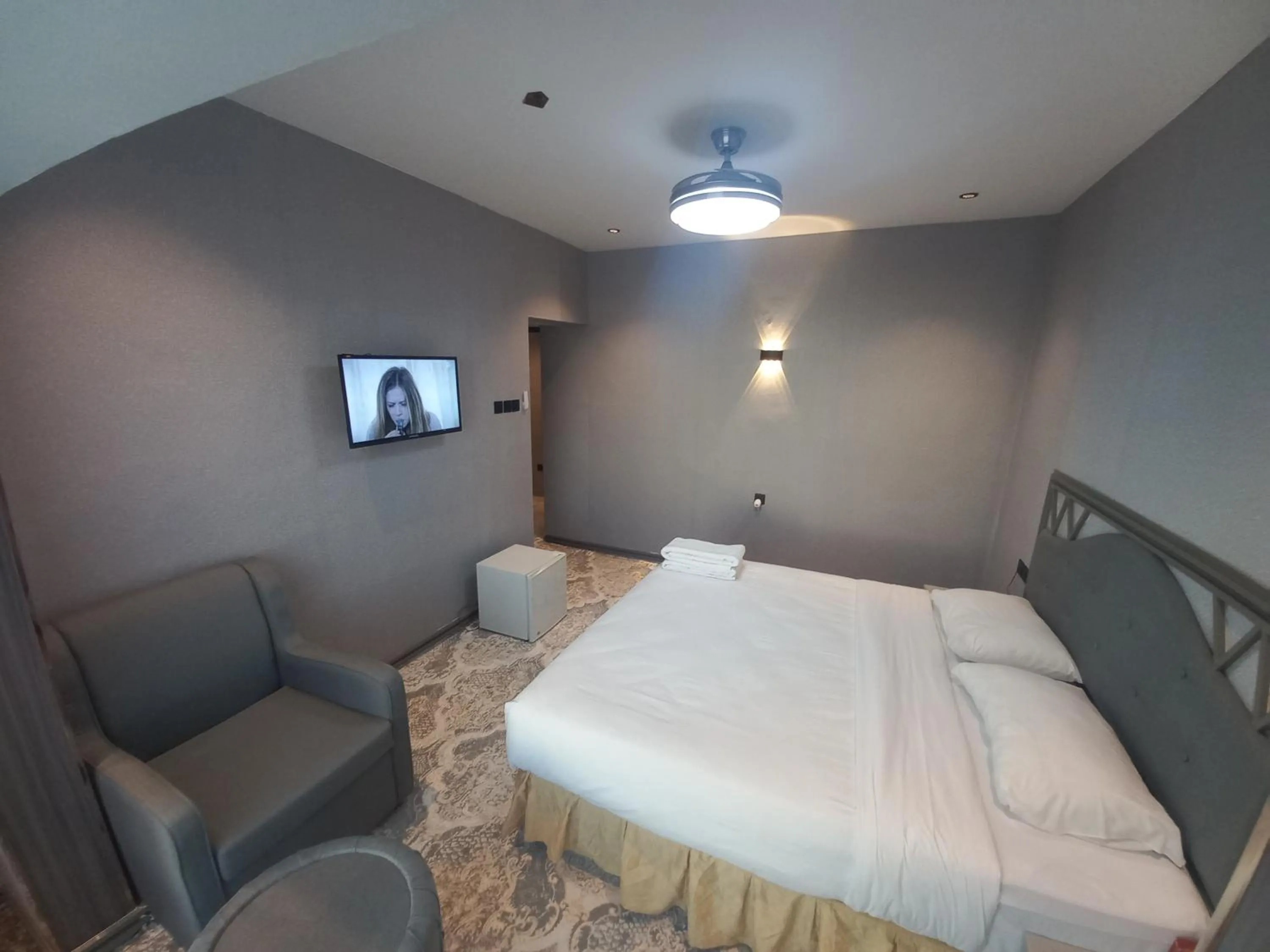 Photo of the whole room, Bed in Sur Hotel