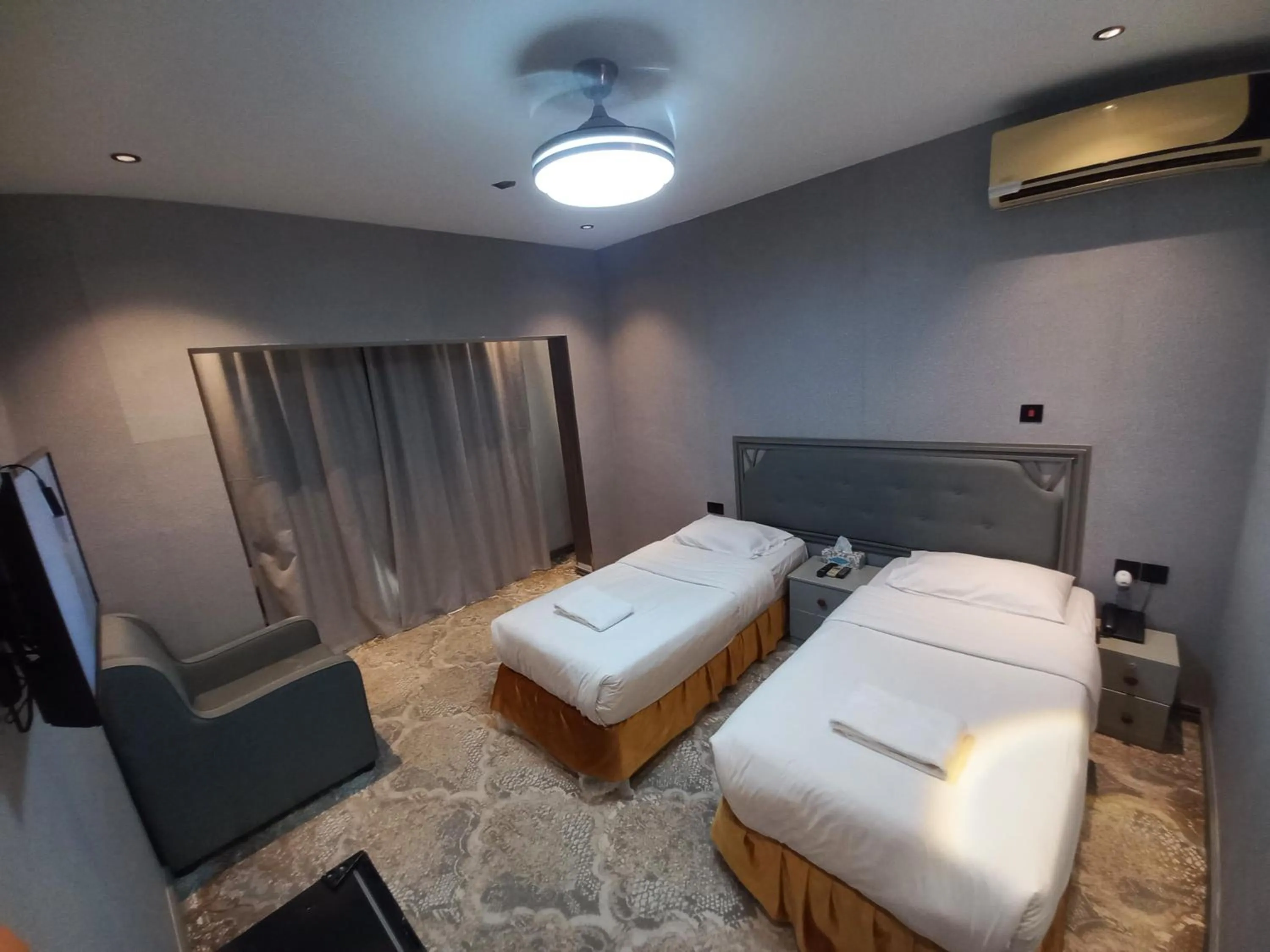 Photo of the whole room, Bed in Sur Hotel